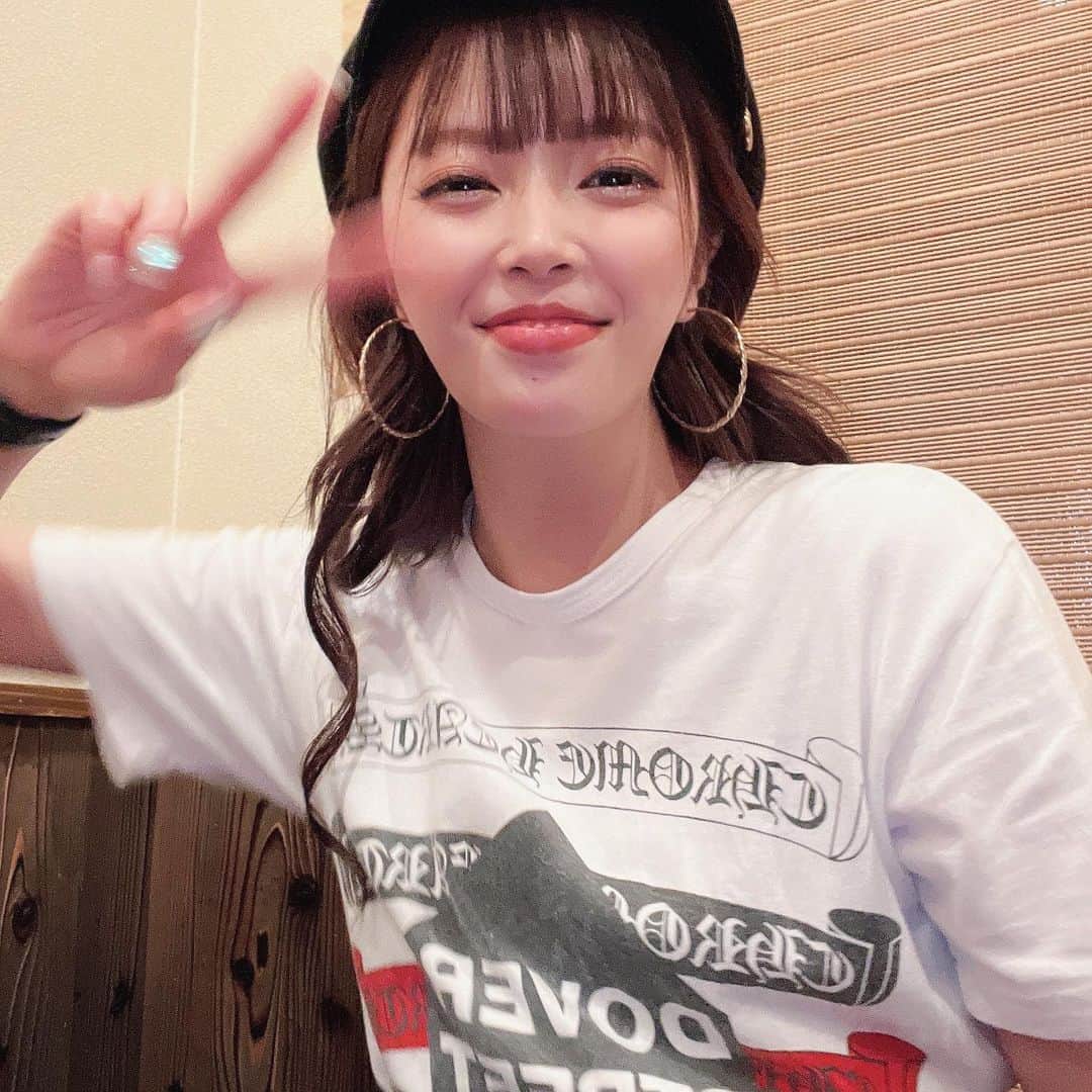 のインスタグラム：「笑顔の向こう側 (は？)  #ピースやめい #誰かポーズおしえたって」