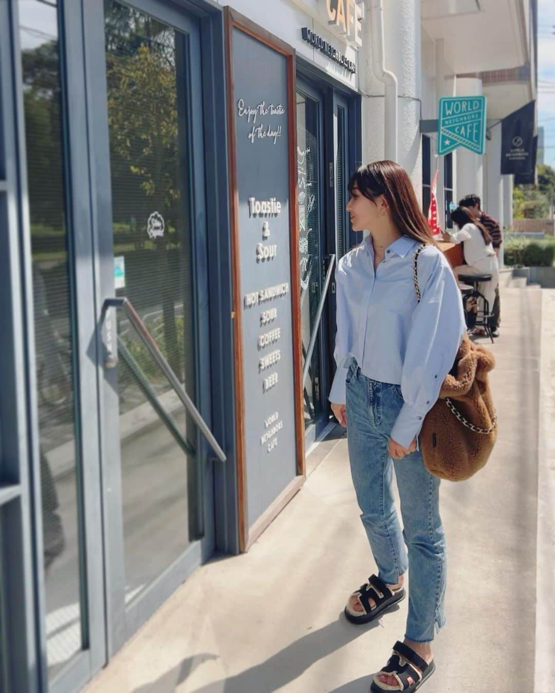 t.krmeのインスタグラム：「モコモコBag🤎  少しずつ秋っぽく…  Tops: #lephil  Jeans: #seventenbymihokawahito  Bag:#unitedarrows  Sandals: #amely  #fashion #cordinate #casualstyle #casual#mom#outfit  #大人カジュアル #大人コーデ #ママコーデ#大人っぽコーデ #きれいめスタイル   #大人シンプルコーデ#デニム #デニムコーデ #秋 #秋コーデ」