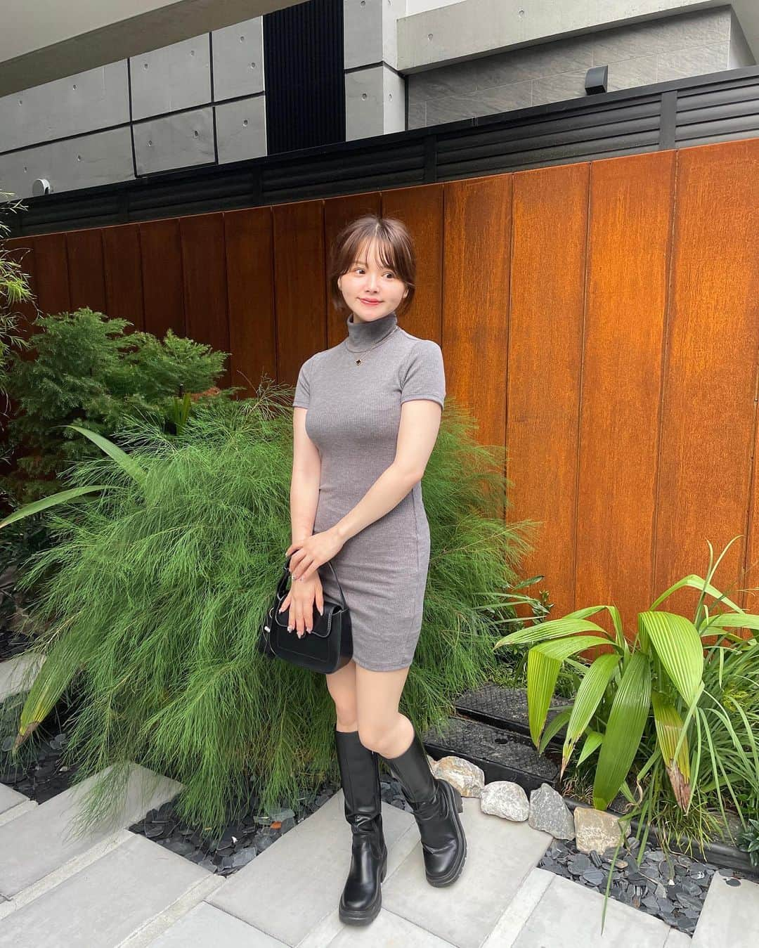 あきのインスタグラム：「またまた @shein_japan @sheinofficial で可愛い服ゲット🤨🩷  16259938  12657589  19804854  お買い上げ金額5,999円までの 購入でセール価格より15%OFF、6,000円以上は20%OFFに なるよ！  クーポンコード 【23FWJP56】  🌷利用期限 12/31までだから 使ってね🩷😍  #FrontRowLive #SHEINfw23 #SHEINforAll #ad」