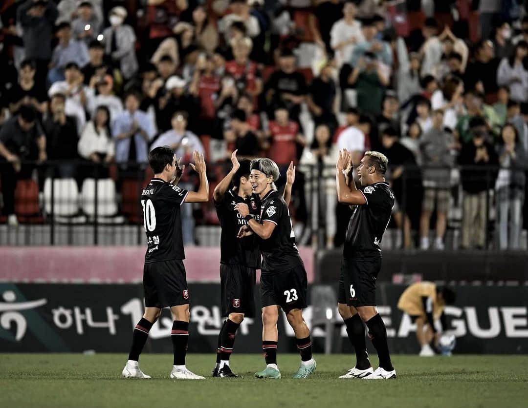高橋一輝のインスタグラム：「Things I love to see! @bucheonfc1995 🔴⚫️」