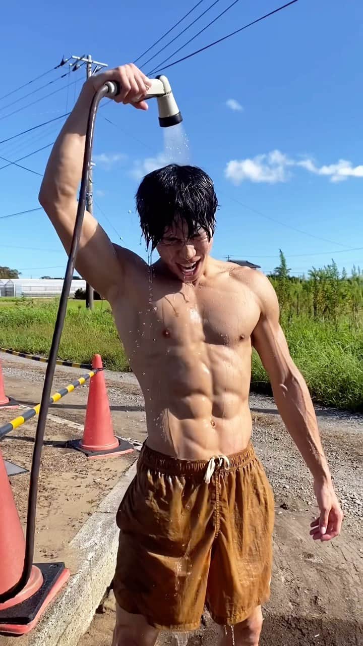 梶原颯のインスタグラム：「夏が始まった合図がした気がしたけどもう終わるって　ま！？💪🌞💪  #夏が終わる #筋肉　#腹筋　#筋トレ　#abs #bathing #水浴び　#sasuke #ANW」