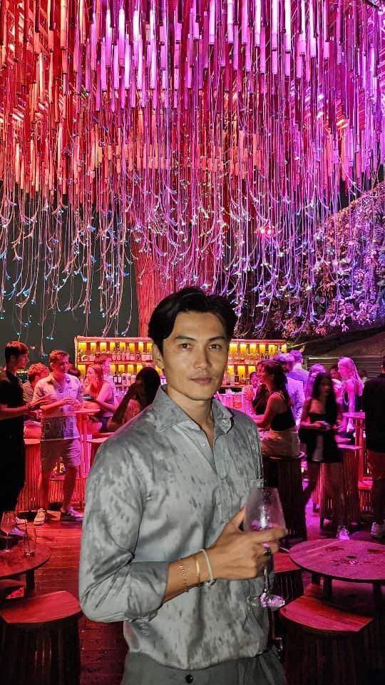 芳賀勇一のインスタグラム：「Its felt alike in the movie "AVATAR" 映画アバターの様な世界観 突然の雨も暑いバンコクにはちょうど良かった☔  #rooftop #bar #bangkok #avatar #thailand #model #pr #バンコク #タイ #モデル #海外 #夜景」