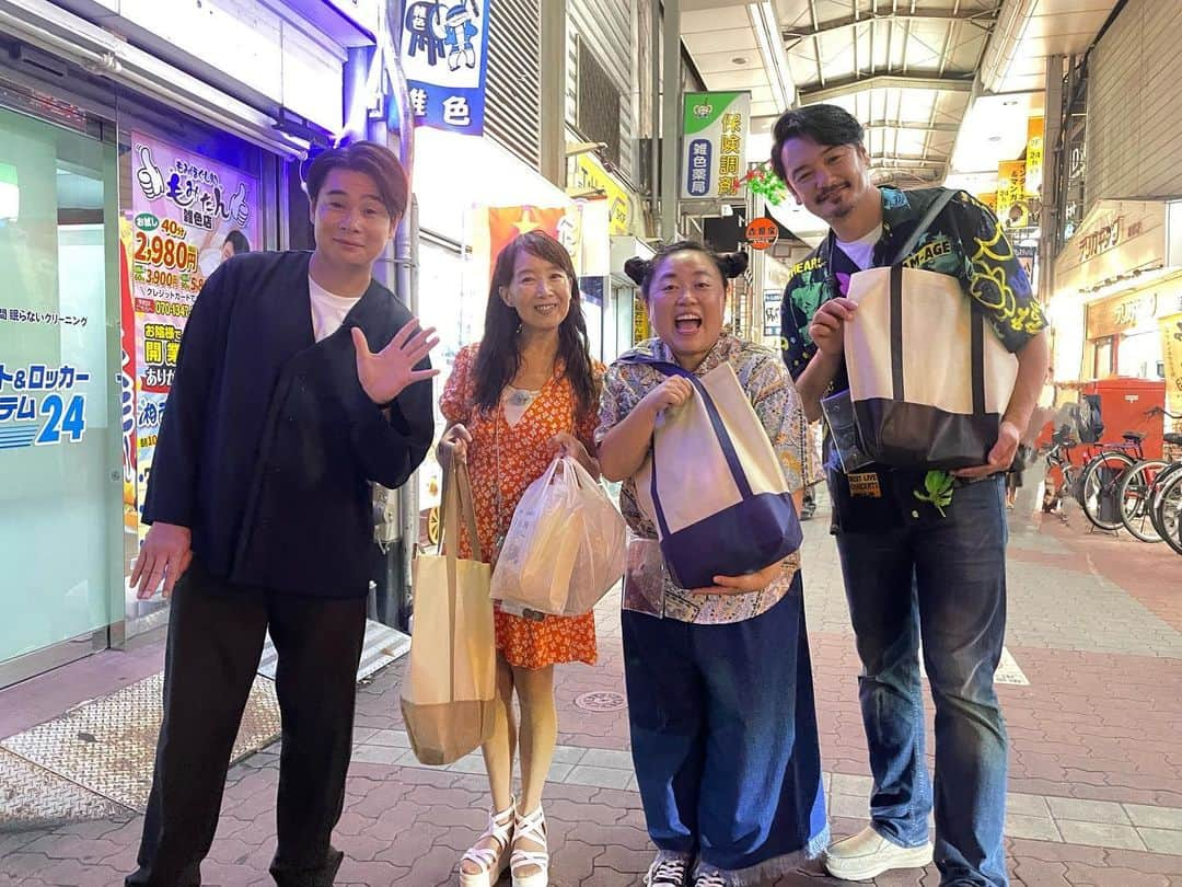 日本テレビ「ヒルナンデス！」さんのインスタグラム写真 - (日本テレビ「ヒルナンデス！」Instagram)「. 商店街、今回も魅力たっぷりでした！！のんびりお散歩しながら美味しいものを探したいです🤩  時短レストランはスタジオで全品食べました😋鮭やきのこで秋を感じました🍂  そしてアートなおでかけスポット特集でも秋！！ようやく暑さがおさまってきそうなので涼しくおでかけ楽しみたいですね✨  🌼明日のヒルナンデスは〜？🌼  ①ミーハー探検隊 進化し続ける銀座の最新スポットを調査🔍✨ 世界初ゴディバのパン屋🥐今月OPENワークマン👕  ②世界一役立つ達人ツアー ニトリのキッチングッズをご紹介🫧  ③木曜日のSHOW TIME てじな〜にゃ🙌山上兄弟のマジックショー🪄✨  #ヒルナンデス #アグネスチャン #江上敬子 #小田井涼平 #吉村崇 #浦野モモ (C)日本テレビ」9月27日 20時22分 - hirunandesu_ntv_official