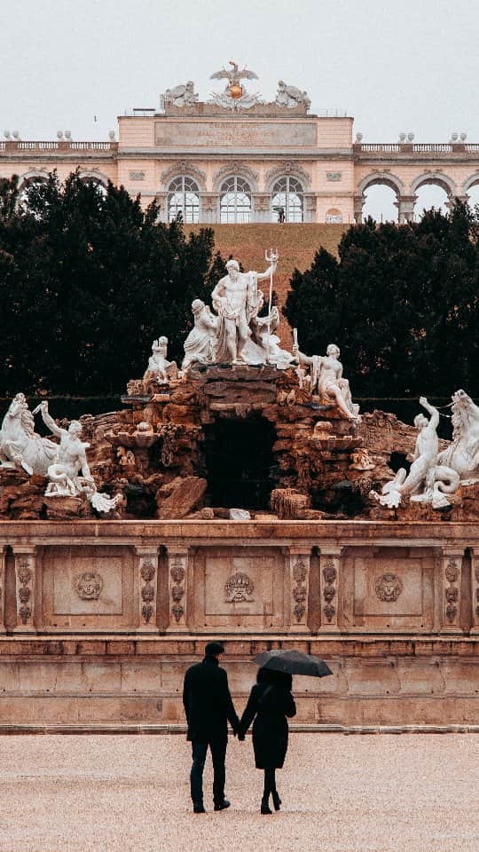 jeffのインスタグラム：「Known for its stunning architecture, Vienna boasts iconic landmarks such as the Hofburg Palace and St. Stephen's Cathedral. The city's coffeehouse culture is renowned worldwide, offering a cozy and intellectual atmosphere to enjoy a cup of rich Austrian coffee and a slice of Sachertorte. Vienna is also synonymous with classical music, having been home to famous composers like Mozart, Beethoven, and Strauss. Its annual Vienna Philharmonic New Year's Concert is a globally celebrated event. With its charming streets, vibrant arts scene, and a deep appreciation for the past, Vienna is a captivating destination for travelers seeking a taste of European elegance and tradition.  #vienna  #visitvienna  #austria  #austria🇦🇹」