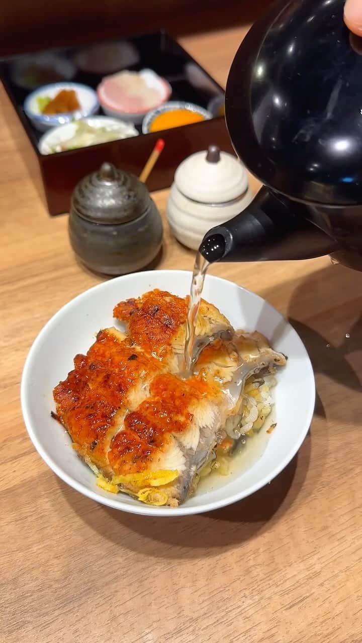 のインスタグラム：「【鳥光國】 @東京：上野駅から徒歩2分  鶏とウナギのひつまぶしを同時に堪能できるお店。  強火で豪快に焼き上げた鶏肉とウナギをお重に敷き詰めた贅沢ランチで、シメに出汁を注いでひつまぶしにしてもたまらない！  比内地鶏のたまごを絡めて食べても相性抜群です！  鳥と鰻のひつまぶしは2640円 ランチ限定品になります！  ⏰11:30～14:00,17:00～22:30 🏪不定休 📍東京都台東区上野公園1-54 B1F   #上野グルメ  #上野ランチ」