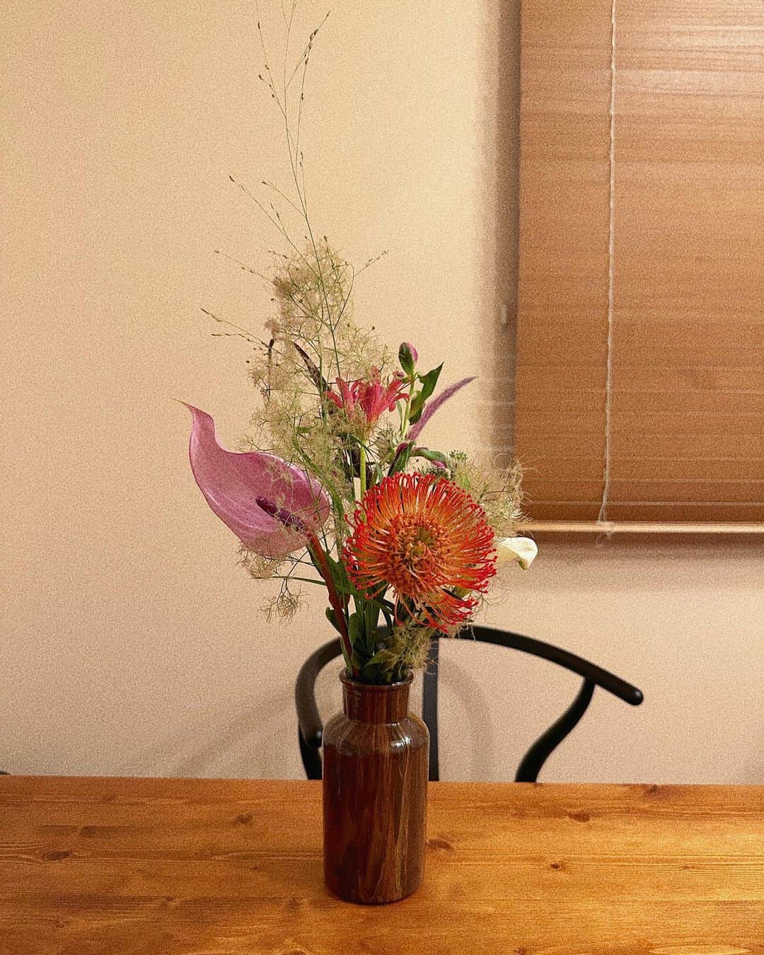 katomari. カトマリさんのインスタグラム写真 - (katomari. カトマリInstagram)「最近のお部屋事情と、 この前のタイヨーフラワーさん💐  衝動買いしたクッションカバーは @js_furniture 。 初めてのお香は @kitowafragrance 🌿  @taiyoflower878 さんは、 丸の内に2店舗目をオープンされて レセプションパーティーに行かせていただきました💐 彩豊かで個性のあるお花や植物で作られる花束は 眺めてるだけでハッピーな気持ちになる❤️‍🔥  お招きいただきありがとうございました😊  #お部屋紹介 #インテリア #賃貸インテリア  #賃貸暮らし #クッションカバー #ジャーナルスタンダードファニチャー」9月27日 20時23分 - mari19k