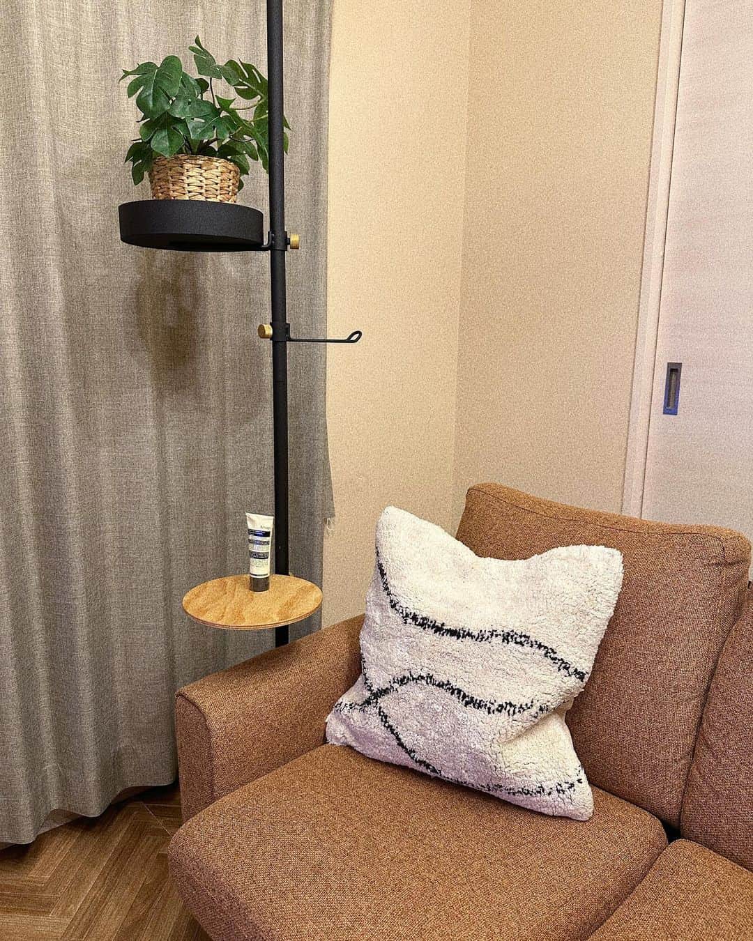 katomari. カトマリのインスタグラム：「最近のお部屋事情と、 この前のタイヨーフラワーさん💐  衝動買いしたクッションカバーは @js_furniture 。 初めてのお香は @kitowafragrance 🌿  @taiyoflower878 さんは、 丸の内に2店舗目をオープンされて レセプションパーティーに行かせていただきました💐 彩豊かで個性のあるお花や植物で作られる花束は 眺めてるだけでハッピーな気持ちになる❤️‍🔥  お招きいただきありがとうございました😊  #お部屋紹介 #インテリア #賃貸インテリア  #賃貸暮らし #クッションカバー #ジャーナルスタンダードファニチャー」