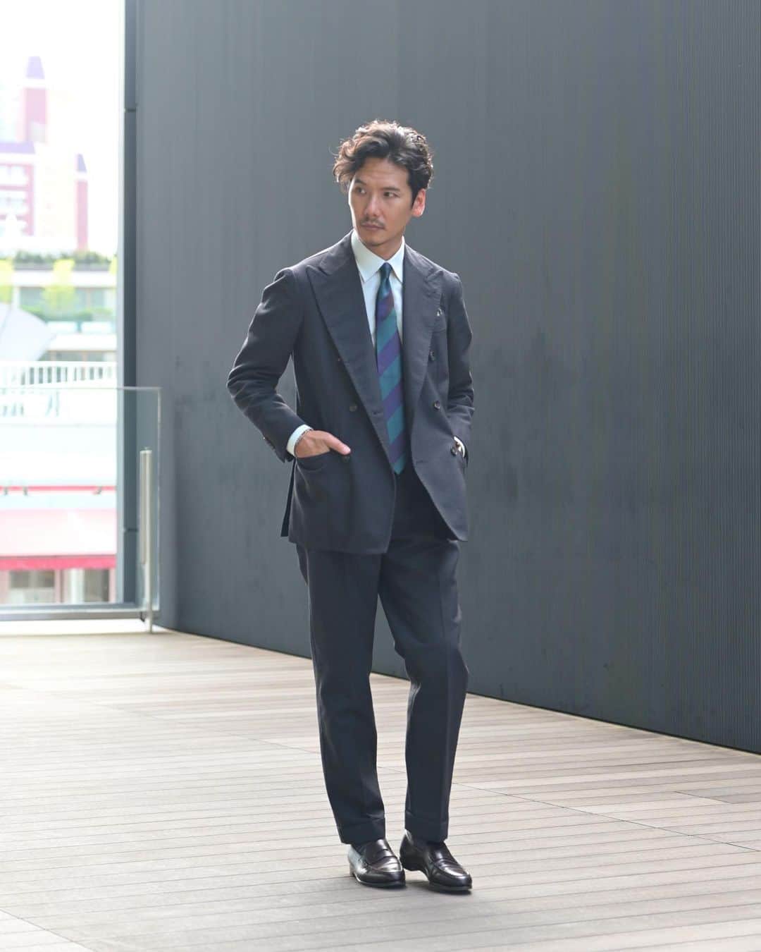 Shuhei Nishiguchiさんのインスタグラム写真 - (Shuhei NishiguchiInstagram)「"Possibility of Gray Suit"⬅︎⬅︎⬅︎swipe left 寒暖差の激しいこの季節。 やはり梳毛のスーツが大活躍します。 結局、外出も多い仕事をすると梳毛の合物のスーツが一番重宝しているように思います。  Tap for Brands ・ ITEM Suit： @alfonso.sirica  Shirt： @charvet_official  Tie： @seaward_and_stearn  Pocket square ： vintage  Shoes： @johnlobb  Watch： @jaegerlecoultre 70's  ・ #beamsf #suitstyle #classicmenswear #gentlemen #follow #influence #bestoftheday #vintagewear #spezzatura #outfitmen」9月27日 20時24分 - shuhei_nishiguchi