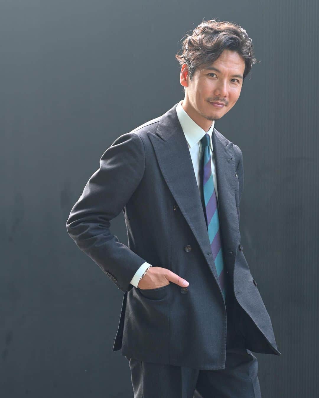 のインスタグラム：「"Possibility of Gray Suit"⬅︎⬅︎⬅︎swipe left 寒暖差の激しいこの季節。 やはり梳毛のスーツが大活躍します。 結局、外出も多い仕事をすると梳毛の合物のスーツが一番重宝しているように思います。  Tap for Brands ・ ITEM Suit： @alfonso.sirica  Shirt： @charvet_official  Tie： @seaward_and_stearn  Pocket square ： vintage  Shoes： @johnlobb  Watch： @jaegerlecoultre 70's  ・ #beamsf #suitstyle #classicmenswear #gentlemen #follow #influence #bestoftheday #vintagewear #spezzatura #outfitmen」