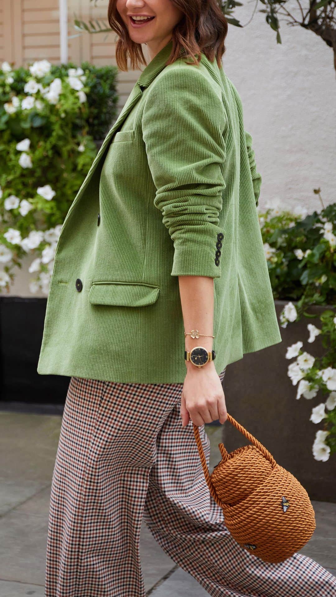 Olivia Burtonのインスタグラム：「AD So excited to finally share with you that I am a part of the Olivia Burton Collective. I spent an amazing day shooting with them for their FW23 collection, which has just launched. I can’t wait to take you from day to night in style with their timeless jewellery pieces. @oliviaburtonlondon    The gorgeous pieces I styled during my shoot with Olivia Burton were the Manima Bee T-Bar Gold & Black Leather Strap Watch, Dogwood Flower Gold Pendant Necklace, Dogwood Flower Gold Bracelet and Dogwood Flower Gold Stud Earrings, all available to purchase now ✨ #OliviaBurtonLondon  #TheOliviaBurtonCollective」