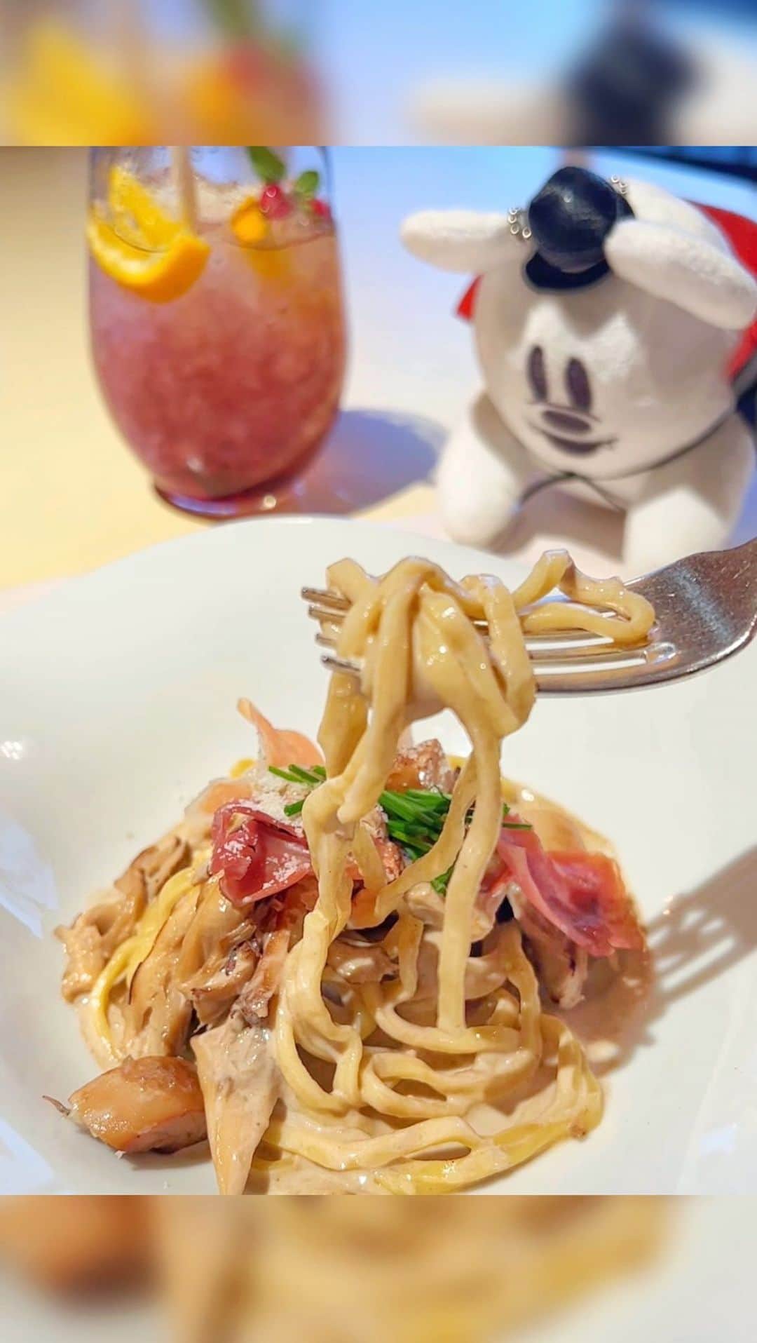 あいにゃんのインスタグラム：「ディズニー行って一日に食べたもの👻💜💭  朝☀️ スウィートハートカフェの ハムもサツマイモのサンド🍠700円 ランドの朝食は決まってコレっ😋💗💕  昼🌈 夜を考えて💭ご飯は我慢して、 パンプキンミルク🎃600円 めちゃくちゃ味が濃厚ってかんじではないけど ミルクたっっっぷり優しいお味で好き💛  ミラコスタへ移動して🚝✨  夜🌠 ベッラヴィスタラウンジの ハロウィンディナーコース👻16,500円 一品一品どれも美味しすぎて感動🥹 何回か行ってるけど今回のメニューが 1番好きかも〜！！！！  この日の食費は合計17,800円でした！🐷✨  食べる量はいつもよりかなり少なかったけど← 贅沢にホテルグルメも食べに行ってしまったから いつもより高かったかも？  でもランドからミラコスタだったので、 シーの景色も満喫できて大！大！大満足でした！💗💕💗💕  #東京ディズニーランド#ディズニーランド#ディズニーハロウィン#ディズニーグルメ#ベッラヴィスタラウンジ#東京ディズニーリゾート#パークフード#dハロ#1日の食事#tokyodisneyland#tokyodisneyresort#disneyhalloween」