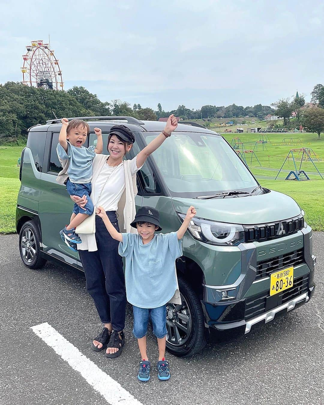 長谷川真美さんのインスタグラム写真 - (長谷川真美Instagram)「#デリカミニ とお出かけ🚗💓 @mitsubishimotorsjpn   家族で #ドイツ村 を満喫してきました🙌 さーて！まずはデリカミニのお顔に注目💡 愛くるしいフェイスが可愛いでしょ〜🤭 半円形のLEDポジションランプがポイント！   そしてなにより優秀すぎて デリカミニとのお出かけが快適すぎた🙏 たっくさんおすすめポイントがあるんだけど ほんと！かわいいフリしてタフなやつ💓   実際に運転して見て思ったのは とても運転がしやすい！！！ 目線が高くて運転席からの視野が広いの💡 デジタルルームミラーで 後ろの様子も確認しやすいから 運転中はもちろん駐車もしやすくてグッド👍   収納も多くシートも動かしやすくて！ 伝えたいポイントが多いから また次の投稿にのせていくね☺️💕 #お出かけ好き なご家庭にぴったりな 優しいポイントがたくさん！！！   デリカミニがいれば 子どもが汚れても無敵だし💪 子連れのお出かけを さらに楽しむことができそう！🙌 そのポイントは次の投稿で詳しく載せるね💓 なので絶対チェックだよ！！！   ちなみにね…！！！ #デリ丸。 が可愛すぎるので みんなにぜひ見てほしい〜👀   @mitsubishimotorsjpn  #三菱自動車 #デリカミニ #軽自動車 #東京ドイツ村 #PR #ドイツ #🇩🇪 #ドイツ村」9月27日 20時37分 - maami.hase