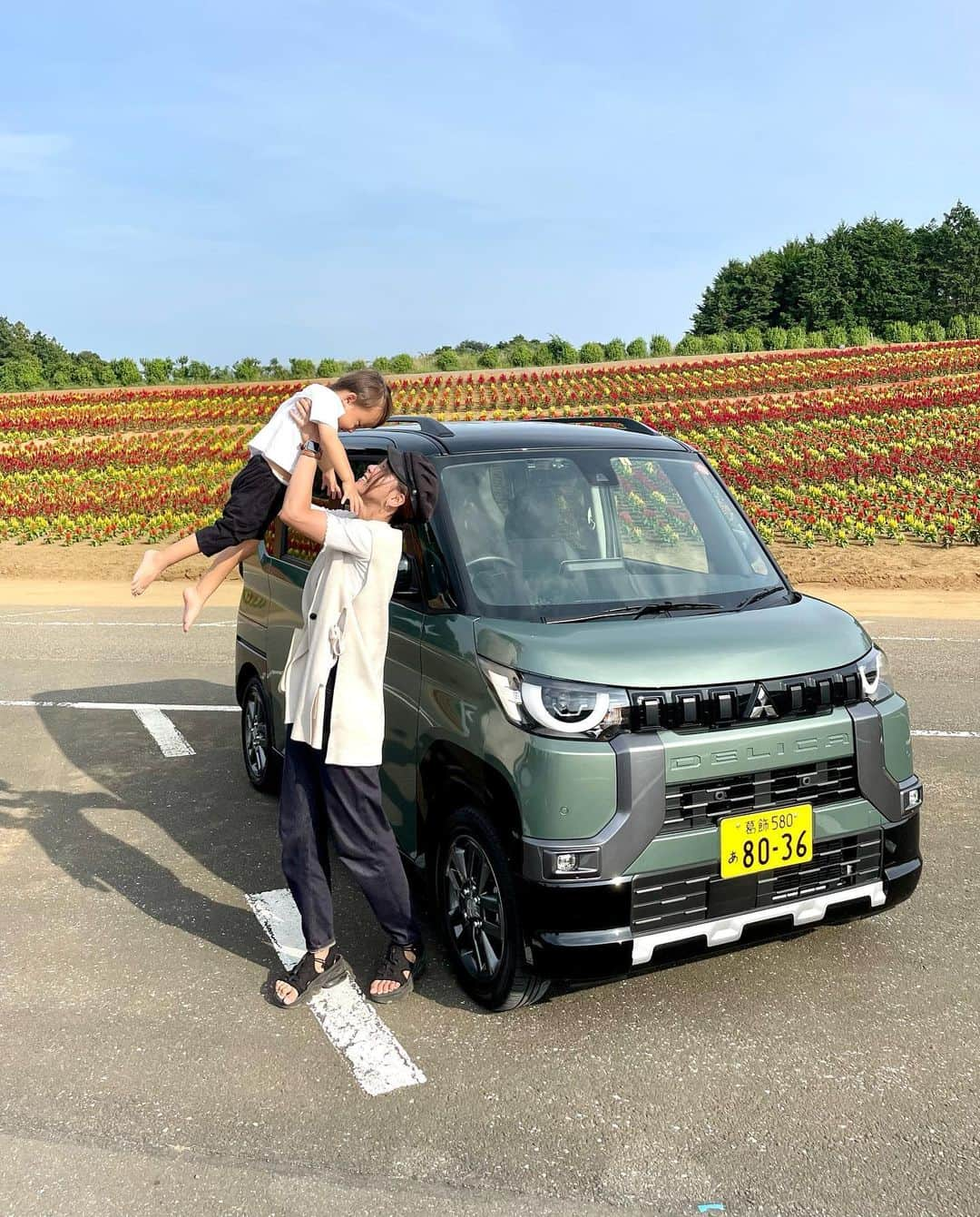 長谷川真美さんのインスタグラム写真 - (長谷川真美Instagram)「#デリカミニ とお出かけ🚗💓 @mitsubishimotorsjpn   家族で #ドイツ村 を満喫してきました🙌 さーて！まずはデリカミニのお顔に注目💡 愛くるしいフェイスが可愛いでしょ〜🤭 半円形のLEDポジションランプがポイント！   そしてなにより優秀すぎて デリカミニとのお出かけが快適すぎた🙏 たっくさんおすすめポイントがあるんだけど ほんと！かわいいフリしてタフなやつ💓   実際に運転して見て思ったのは とても運転がしやすい！！！ 目線が高くて運転席からの視野が広いの💡 デジタルルームミラーで 後ろの様子も確認しやすいから 運転中はもちろん駐車もしやすくてグッド👍   収納も多くシートも動かしやすくて！ 伝えたいポイントが多いから また次の投稿にのせていくね☺️💕 #お出かけ好き なご家庭にぴったりな 優しいポイントがたくさん！！！   デリカミニがいれば 子どもが汚れても無敵だし💪 子連れのお出かけを さらに楽しむことができそう！🙌 そのポイントは次の投稿で詳しく載せるね💓 なので絶対チェックだよ！！！   ちなみにね…！！！ #デリ丸。 が可愛すぎるので みんなにぜひ見てほしい〜👀   @mitsubishimotorsjpn  #三菱自動車 #デリカミニ #軽自動車 #東京ドイツ村 #PR #ドイツ #🇩🇪 #ドイツ村」9月27日 20時37分 - maami.hase