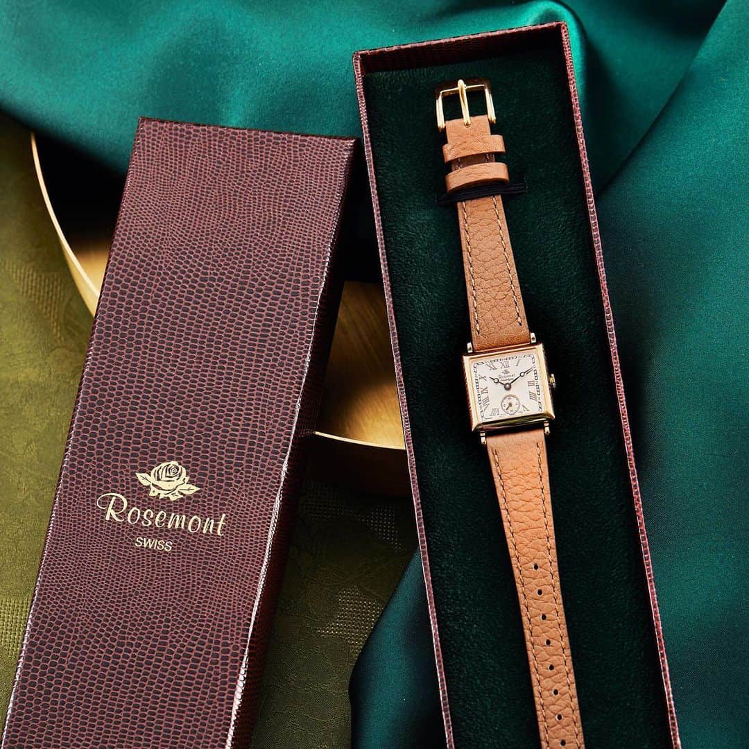 rosemont_jpのインスタグラム：「専用の平置きケースが付いてくる、Rosemont Nostalgia Collectionの腕時計。高級感のあるケースはギフトにも最適。 . . N011-YWR FGB 税込28,600円 . . #rosemont #ロゼモン #時計 #n011 #スイス #クラシカル #腕時計 #アクセサリー #グレージュ #秋コーデ #コーデ #手元 #暮らし #上品 #アンティーク #ゴールド #秋 #ギフト #プレゼント #classic #watch #swissmade #homedesign #accessories #antique #fashion」