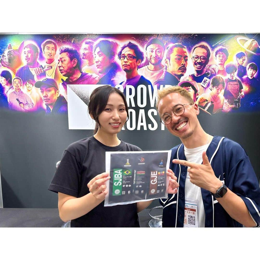 神戸麻衣のインスタグラム：「SCAJ2023 CROWD ROASTERにて、トークショーのMCでした🎤  コーヒー好きにはたまらないイベント🥹☕️ 初日からたくさんの人と行列😳✨  1回目は【Raw Sugar Coffe】の小坂田祐也さん⭐️ 小坂田さんのコーヒーの特徴は《甘さ》✨ 香りも風味もあま〜くてびっくり🫘 実際にコーヒーの抽出をしていただき試飲会も行われました☺️ さらに、話は盛り上がり… なんと想定に無かったパナマゲイシャまで抽出してくださることになり‼️ かなりテンション上がりました🥹☕️ ほんとエスメラルダ農園のコーヒーは別格👍  2回目は沖縄の【豆ポレポレ】の仲村良行さん&【Roast Design Coffee】の三神亮さん⭐️ 仲村さんは、WCRCの日本代表で三神さんはコーチとしてチャンピオンを目指しており、大会についてのお話をたくさん聞けました☺️ 私の中では、沖縄のコーヒー文化って少し独特だと思っていて 沖縄にコーヒー農園があったり、サンゴコーヒーなど地域性があったり、味も香りも独創的なものがあるな〜と感じてます☕️ 豆ポレポレさんは、沖縄アリーナの近くにあるので、今シーズンはキングスのホームゲーム観戦とともに寄ってみようと思います🚗♪  最後は大阪の【LiLo Coffee Roasters】の中村圭太さん⭐️ まわりをパーっと明るくしてくれる喋りで終始笑いが絶えないトークショーでした🎤 また、圭太さんにもコーヒーを抽出していただき試飲会が行われました☕️ 写真は圭太さんと😊圭太さんが焙煎したコーヒー🫘  CROWD ROASTERは、【希少なコーヒー生豆】✖️【一流の焙煎士】を組み合わせることのできるアプリ✨ 　 今回のイベントではコーヒー飲み比べセットや私も着用してたイケてるTシャツ、マグカップなどの販売もしています😊 コーヒーというとバリスタにスポットが当たりがちですが、焙煎士の方のお話をじっくり聴けるのはなかなか貴重な体験👏 コーヒー好きな私にはとても勉強になり、楽しい1日でした☕️  例えば今日試飲したもので、エチオピアのシングルで🫘 シナモンの香りと風味がすごく華やかで、シナモンパウダー入ってるんじゃ…ブレンドなんじゃ…と疑ってしまうぐらい焙煎って奥深いと感じました👏✨  ふふふ〜家でパナマゲイシャの飲み比べするの楽しみ🤤💕 同じ農園でも焙煎士さんが違うので香りも風味も全然違うの✨ エスメラルダ農園は華やかな香りとまろやかな酸味で冷めても美味しいから、長く楽しめてとても好きです☕️❤️  家で豆から挽いてコーヒーを楽しむ人は、是非CROWD ROASTERで贅沢なコーヒーライフを楽しんでみてください✨  #crowdroaster #coffee #コーヒー #焙煎士 #scaj #cafe  #司会 #mc #モデル #model #リポーター #ナレーター #reporter #ナレーション #スポーツmc  #イベント #イベントmc #神戸麻衣」