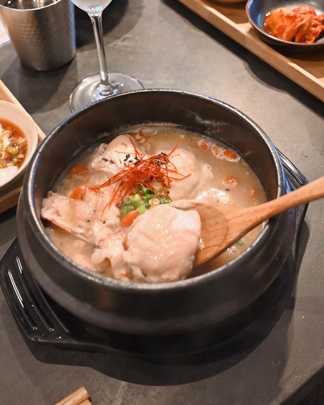 MEGさんのインスタグラム写真 - (MEGInstagram)「⌇shiari samgyetang in Omotesando   アートに触れながら韓国の珍しいお酒と在籍ソムリエが厳選した自然派ワインを楽しめる。🥂  丸鶏と高麗人参等複数の薬膳を掛け合わせて、お肉がホロホロになるまで煮込んだ旨みたっぷりのスープと8時間かけてつくる濃厚な参鶏湯スープを合わせて作られた参鶏湯。  途中でコチュジャンやレモン胡椒で味変ができる。  味変しなくても良いぐらい最後まで飽きなくて、参鶏湯てこんな美味しいの？とハマるぐらいスープが濃厚で美味しかった。🥄  表参道の閑静な住宅街に佇む隠れ家的なお店。お洒落な店内、1人でふらっとランチする人もいた。  Open / 11:00-22:00 Closed / Tuesday  📍東京都渋谷区神宮前３丁目４−３ １階   #shiarisamgyetang #PR #表参道グルメ #表参道 #東京ランチ #表参道ランチ #東京グルメ #渋谷ランチ #女子会ランチ」9月27日 20時31分 - _meg_7