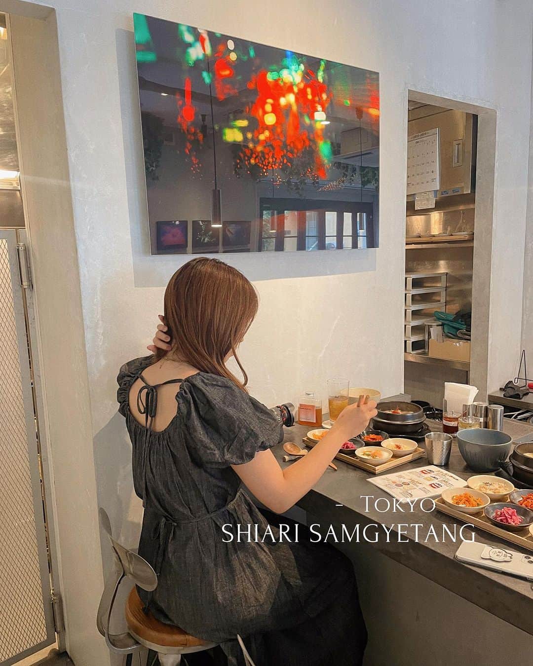MEGのインスタグラム：「⌇shiari samgyetang in Omotesando   アートに触れながら韓国の珍しいお酒と在籍ソムリエが厳選した自然派ワインを楽しめる。🥂  丸鶏と高麗人参等複数の薬膳を掛け合わせて、お肉がホロホロになるまで煮込んだ旨みたっぷりのスープと8時間かけてつくる濃厚な参鶏湯スープを合わせて作られた参鶏湯。  途中でコチュジャンやレモン胡椒で味変ができる。  味変しなくても良いぐらい最後まで飽きなくて、参鶏湯てこんな美味しいの？とハマるぐらいスープが濃厚で美味しかった。🥄  表参道の閑静な住宅街に佇む隠れ家的なお店。お洒落な店内、1人でふらっとランチする人もいた。  Open / 11:00-22:00 Closed / Tuesday  📍東京都渋谷区神宮前３丁目４−３ １階   #shiarisamgyetang #PR #表参道グルメ #表参道 #東京ランチ #表参道ランチ #東京グルメ #渋谷ランチ #女子会ランチ」