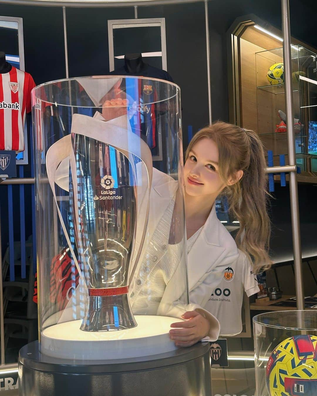 Elina 엘리나 (エリナ) さんのインスタグラム写真 - (Elina 엘리나 (エリナ) Instagram)「Do you like football? ⚽️🤍 마드리드와서 축구에 빠져서 돌아간다🙌🏻 경기장 투어부터 맛있는 음식까지 짱짱  #onlyinmadrid  @visita_madrid @turismocmadrid  #soonent」9月27日 20時31分 - elina_4_22