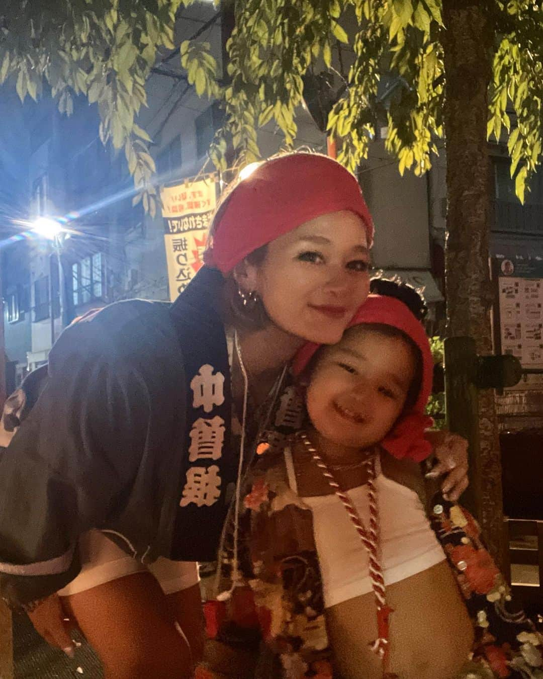 宮下美恵さんのインスタグラム写真 - (宮下美恵Instagram)「りのちゃん、、 神輿は仮装だと思ってます？🎃👻  ママの眉毛の端が無くなってたのねw いつから消えてたのかしらんけど、神輿あるある👻  明日はりったんが行きたい所へお出掛け❣️早く寝るよー😪おやすみ😘  #神輿#下町#女神輿#神輿女子#アラフォーコーデ #アラフォーママ #アラフォー#アラフォー女子 #アラフォーライフ#金髪ショート #金髪#金髪女子 #低身長コーデ #三姉妹ママ」9月27日 20時37分 - miemiyashita