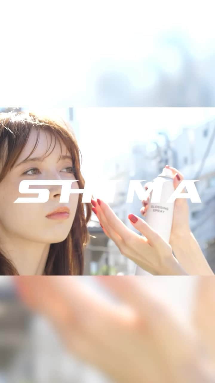 のインスタグラム：「SHIMA ORIGINAL -NEW PRODUCTS-  《GLOSSING SPRAY》 ふんわりとツヤのベールをまとう【スプレータイプ】のヘアトリートメント。 うるおい成分[CMC]で髪の内部からしっかりと補修。 手を汚さず一振りで、ダメージした髪もツヤツヤに✨ デイリーな「艶髪」の秘密は1本のスプレーから♡  ¥2,750- (including tax)  内容量：170g  2023.9.29(FRI) Coming soon…♡」