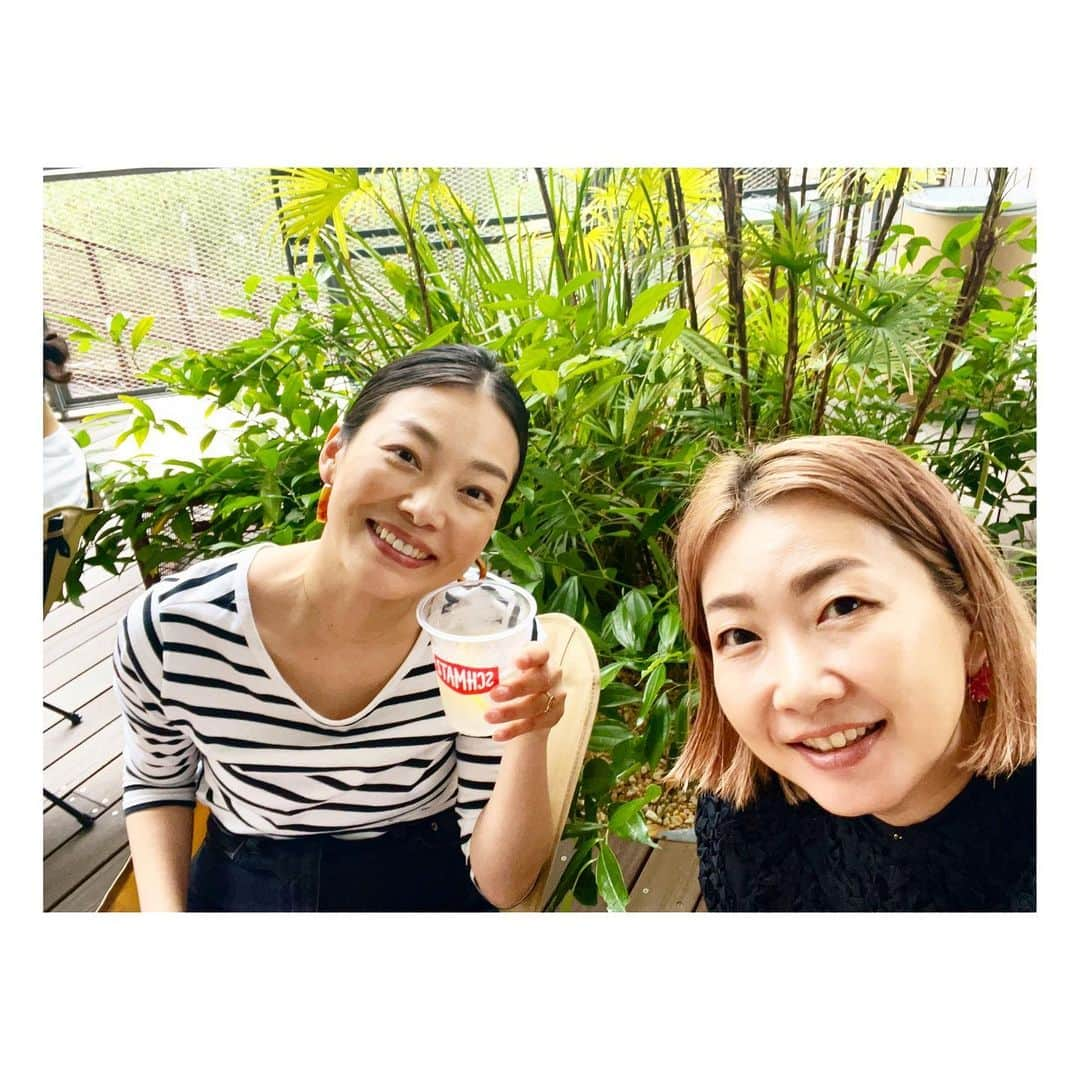 阿部洋子さんのインスタグラム写真 - (阿部洋子Instagram)「🧚‍♂️  雨上がりに行ってきたー  #passthebaton  #market   妹とのんびりランチ🍴( ¨̮ )💬💕  もう長袖でもよいのかな？？ 新しいブラウスと襟、おろしてみた🤩 @pheeta_official」9月28日 2時01分 - hirocoring