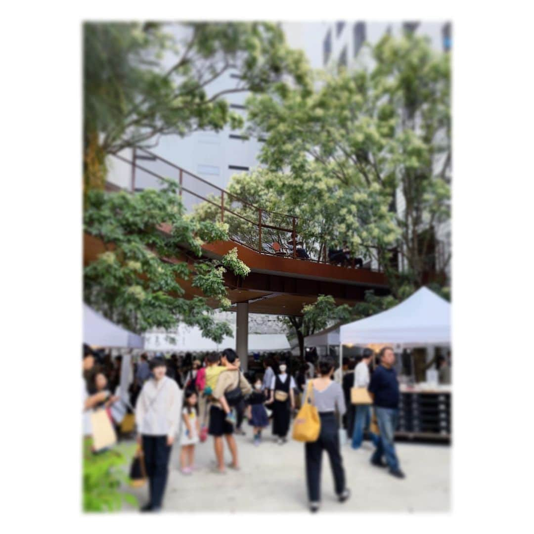 阿部洋子さんのインスタグラム写真 - (阿部洋子Instagram)「🧚‍♂️  雨上がりに行ってきたー  #passthebaton  #market   妹とのんびりランチ🍴( ¨̮ )💬💕  もう長袖でもよいのかな？？ 新しいブラウスと襟、おろしてみた🤩 @pheeta_official」9月28日 2時01分 - hirocoring