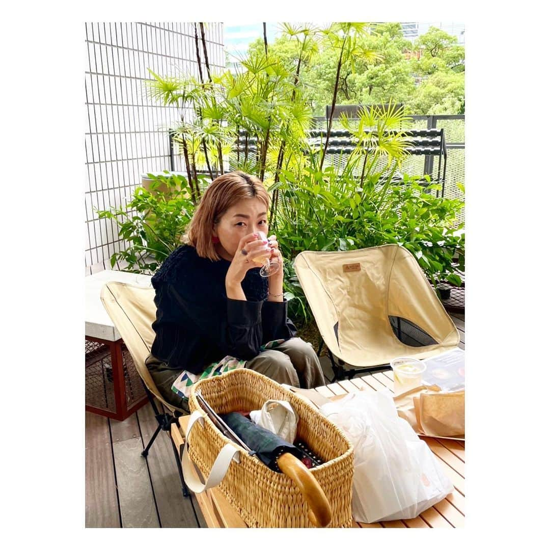 阿部洋子さんのインスタグラム写真 - (阿部洋子Instagram)「🧚‍♂️  雨上がりに行ってきたー  #passthebaton  #market   妹とのんびりランチ🍴( ¨̮ )💬💕  もう長袖でもよいのかな？？ 新しいブラウスと襟、おろしてみた🤩 @pheeta_official」9月28日 2時01分 - hirocoring