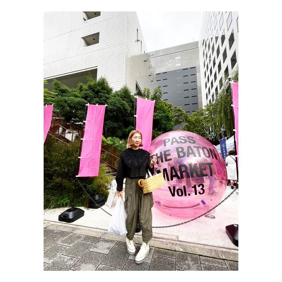 阿部洋子さんのインスタグラム写真 - (阿部洋子Instagram)「🧚‍♂️  雨上がりに行ってきたー  #passthebaton  #market   妹とのんびりランチ🍴( ¨̮ )💬💕  もう長袖でもよいのかな？？ 新しいブラウスと襟、おろしてみた🤩 @pheeta_official」9月28日 2時01分 - hirocoring