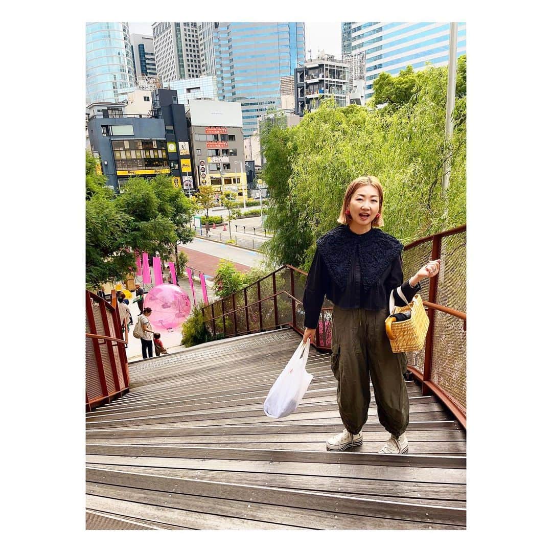 阿部洋子さんのインスタグラム写真 - (阿部洋子Instagram)「🧚‍♂️  雨上がりに行ってきたー  #passthebaton  #market   妹とのんびりランチ🍴( ¨̮ )💬💕  もう長袖でもよいのかな？？ 新しいブラウスと襟、おろしてみた🤩 @pheeta_official」9月28日 2時01分 - hirocoring