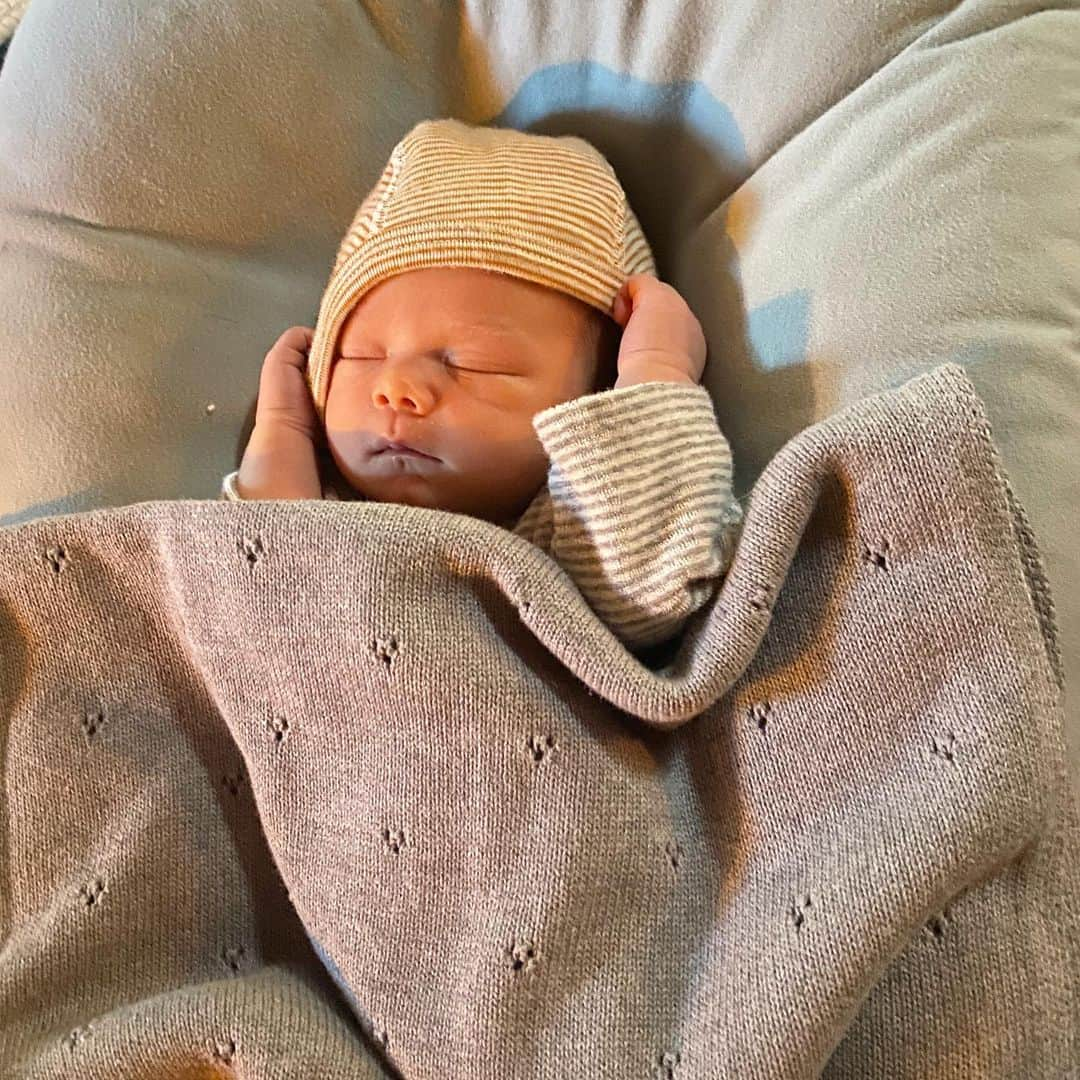 ボニー・ライトさんのインスタグラム写真 - (ボニー・ライトInstagram)「Say hello to Elio Ocean Wright Lococo 🩵 born at home on Tuesday 19th September. We’re all healthy and happy. Andrew and I are so in love with our sun 🌞! So grateful for our birth team that have held our hands throughout and made the journey so joyous and expanding. Birth is the wildest experience! Our perfect and loving midwives Tiffany and Taylor @dosmidwifery our wise and wonderful doula Patti @umamother our doctor Phabby if we had needed to transfer @phabulouscare 🕊️During these healing postpartum days we’ve been visited by some angels thank you @meaghan_snider_ @motherbees and @themilkywaymamas 🕊️ and thank you @ccmeyer for your incredibly informative course I took in the early weeks of pregnancy. Birth workers are amazing 🕊️ ! Lastly thanks to Andrew my rock throughout birth quite literally as I squeezed onto you so tight and you never wavered. Elio has the most tender loving papa. Ok hormonal emotional extra long caption over!」9月28日 2時02分 - thisisbwright