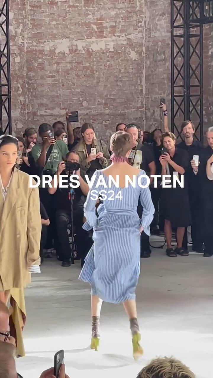 IMG Modelsのインスタグラム：「#RunwayRewind. ⏪ #DriesVanNoten’s #DriesVanNotenSS24 #PFW #fashionshow starring @estrelletaa_ @ji_woochae @noravdtuin @schraderolf #NybolMalual @sihanashalaj @yana.kar_ + @laurrreyes. 🇫🇷 #IMGmodels」