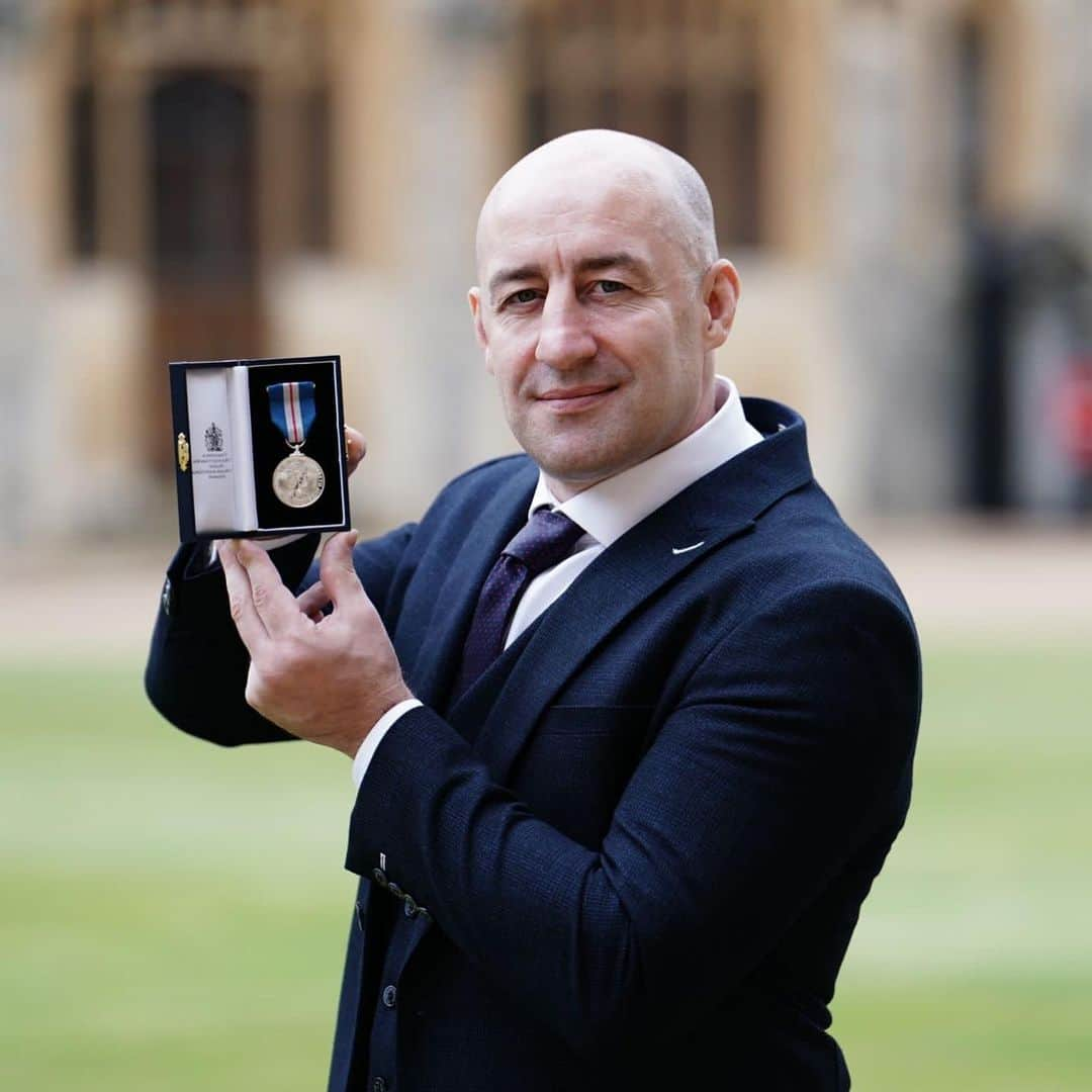 ロイヤル・ファミリーさんのインスタグラム写真 - (ロイヤル・ファミリーInstagram)「🏅 Congratulations to everyone who received their honour from The Princess Royal during this week’s Investitures at Windsor Castle.  🤝 Amongst the presentations were Lukasz Koczocik and Steven Gallant, who received Queen’s Gallantry Medals for disarming terrorist Usman Khan during the 2019 London Bridge attack.  Steven, who is an ex-offender, has gone on to co-found Own Merit, a social enterprise which supports fellow ex-offenders to find accommodation and work following release from prison.   Following his Investiture, Mr Gallant said, ‘The medal itself, for me, it symbolises more than just what happened on London Bridge. It symbolises more than bravery, it symbolises change. It doesn’t matter who you are, where you are in life. You can make great mistakes but it’s never the end.'」9月28日 2時04分 - theroyalfamily