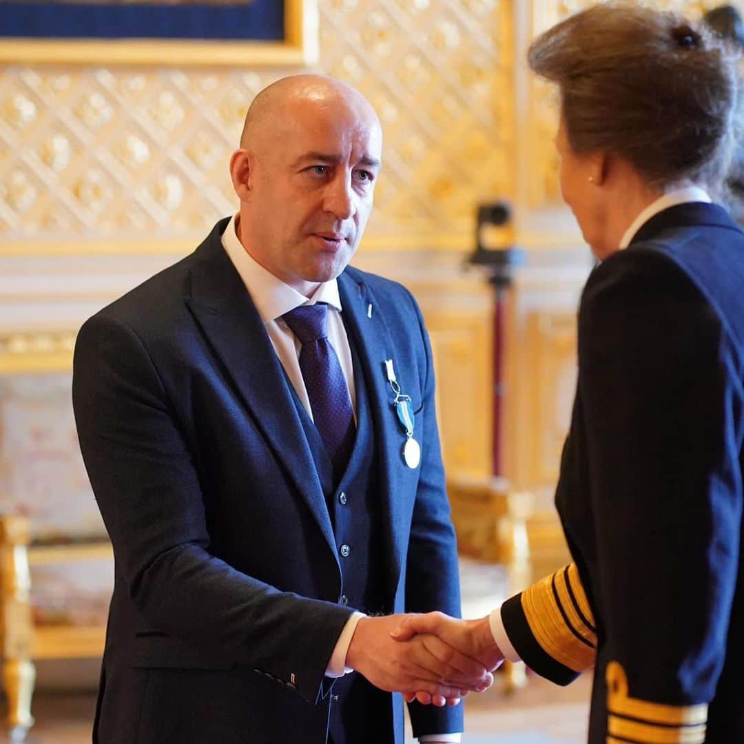 ロイヤル・ファミリーのインスタグラム：「🏅 Congratulations to everyone who received their honour from The Princess Royal during this week’s Investitures at Windsor Castle.  🤝 Amongst the presentations were Lukasz Koczocik and Steven Gallant, who received Queen’s Gallantry Medals for disarming terrorist Usman Khan during the 2019 London Bridge attack.  Steven, who is an ex-offender, has gone on to co-found Own Merit, a social enterprise which supports fellow ex-offenders to find accommodation and work following release from prison.   Following his Investiture, Mr Gallant said, ‘The medal itself, for me, it symbolises more than just what happened on London Bridge. It symbolises more than bravery, it symbolises change. It doesn’t matter who you are, where you are in life. You can make great mistakes but it’s never the end.'」