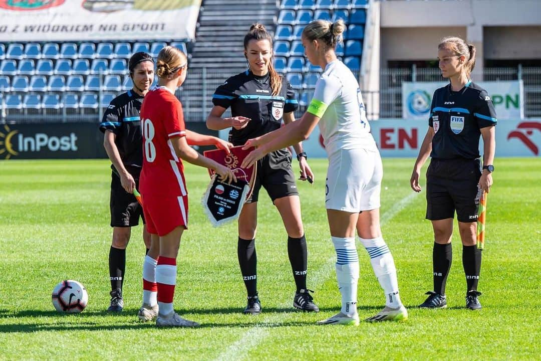 Karolina Bojarさんのインスタグラム写真 - (Karolina BojarInstagram)「🇵🇱 Poland - Greece 🇬🇷  Dziękuję za super pamiątkę @rafalsamsel_fotosport 📸🫶🏼  #Ilovethisgame #Poland #Greece #referee」9月28日 2時05分 - bojarmeow