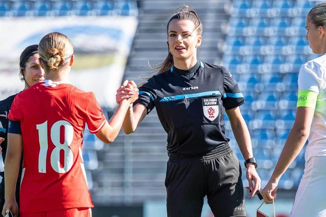 Karolina Bojarのインスタグラム：「🇵🇱 Poland - Greece 🇬🇷  Dziękuję za super pamiątkę @rafalsamsel_fotosport 📸🫶🏼  #Ilovethisgame #Poland #Greece #referee」