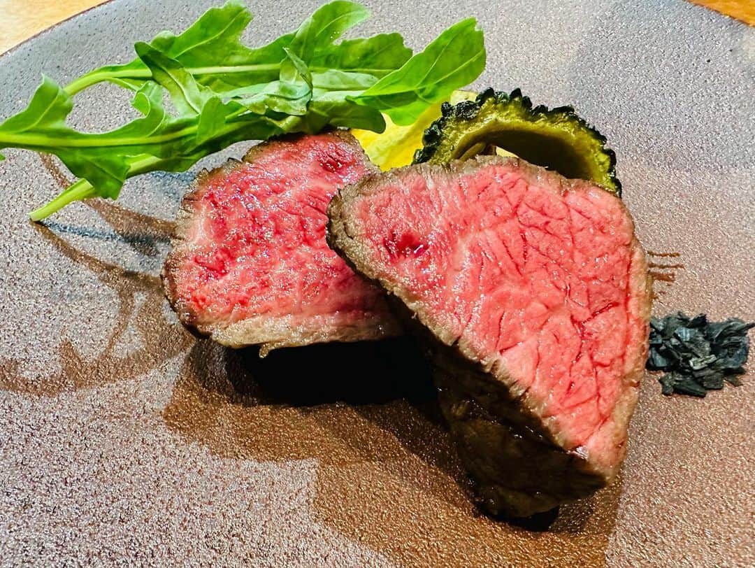 菊田早苗のインスタグラム：「銀座で一人ディナー。 まるでフレンチかのような前菜が二種。 真鯛と桃のカルパッチョは爽やかだし、ハモは梅肉ソースしか食べたことない自分にとって、マッシュルームとバターソースって、まるで未知な領域の傑作。  驚きは炭火焼きステーキ。なんと丁寧に休み休み2時間近くかけて焼いたという。色んな肉を食べて来た自負があったが、イタリアンの店でこれはやられた。思わず、ワインを赤と白両方飲んでしまう事態に。  パスタも二種類。 インドスパイスを使ったラグーソースという変わり種は事前にリクエストしたもの。 そしてポンゴレ。 その昔、タイ修行時代に入ったイタリアンの店がインド人夫婦の経営で、それ以来、そこで食べたインドイタリアンのミックスが妙に忘れられない。  タイのパタヤでイタリアン店を経営するインド人という、ややこしさとは逆にラグーとインドスパイスは合う。考えてみればインド料理もイタリアンもトマトをよく使う共通点。  最後のメロンスープのデザートも大人のメロンソーダと言っていい、ジンとトニックウォーターが効いた、これもパーフェクトな一品だった。  動画撮影の為、家庭で作るボンゴレまで厚かましくも素人が作らせてもらい感謝！ これはまたすぐ行こう。  #銀座FLATTO #コースイタリアン」
