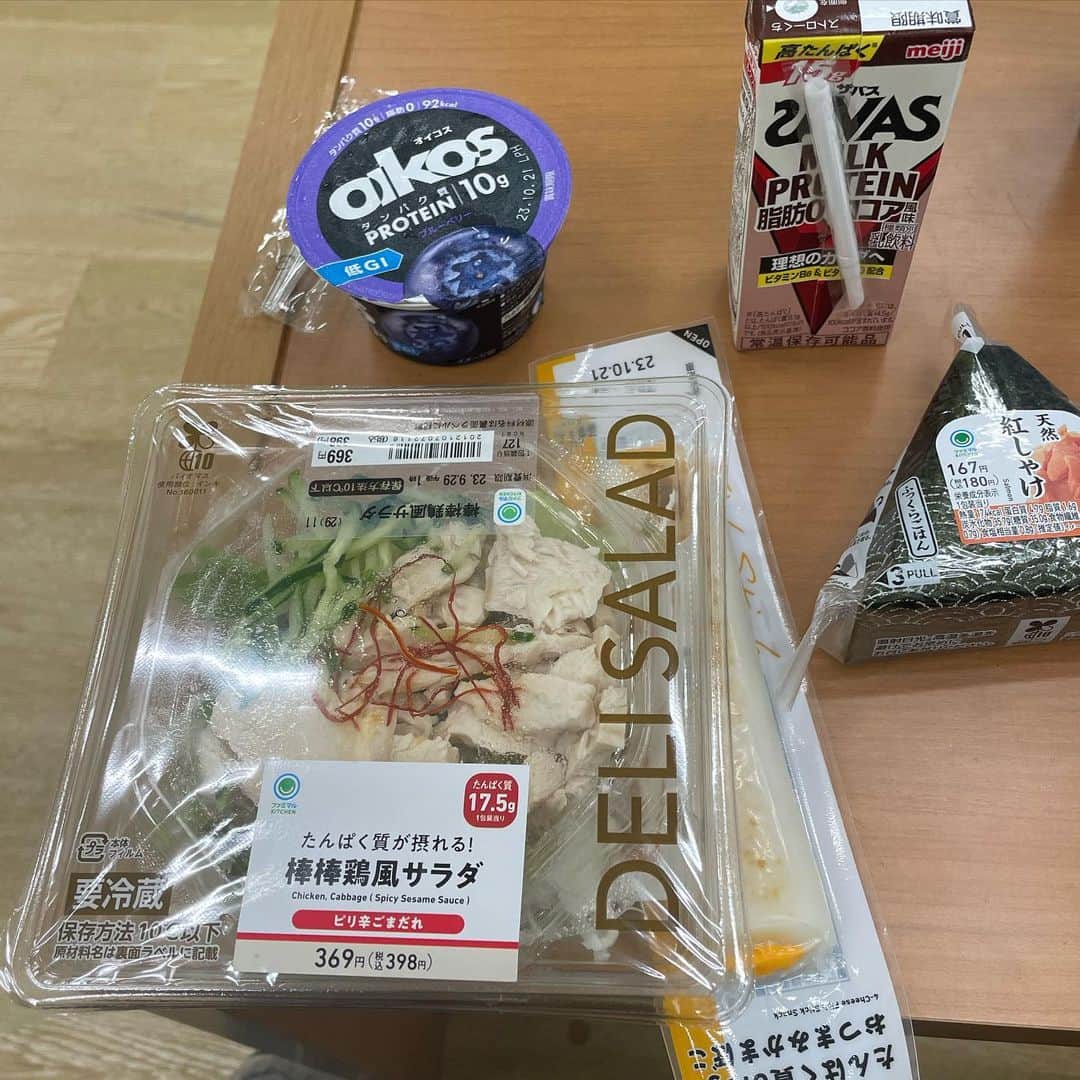 西野創人のインスタグラム：「#100日後にバキバキになる西野  #13日目 #昼飯 #棒棒鶏のサラダ美味しかった #ファミマ #オイコスも美味しいね #ありがたいね」