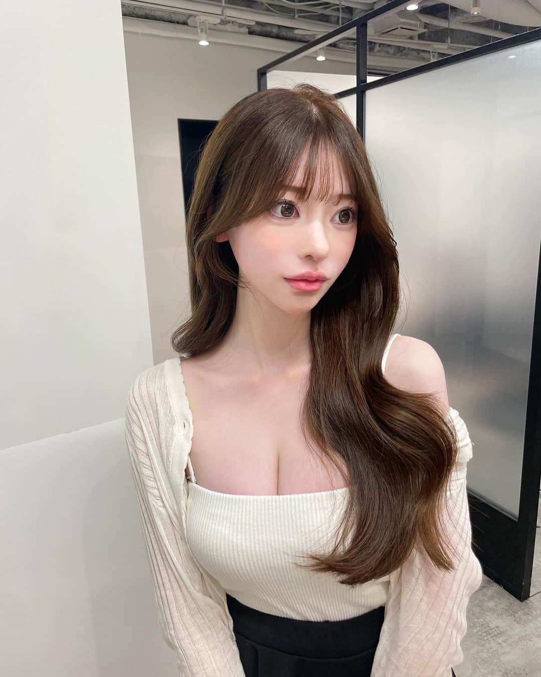 ナカシオさんのインスタグラム写真 - (ナカシオInstagram)「保存を必ずお願い致します 顔まわりのこだわりがあるので 必ず可愛くなります カウンセリングの際に 【カラー・仕上げ】僕があなたに合わせて必ず可愛くします お出かけ前に是非  #渋谷美容室 #くびれヘア#渋谷 #ワンホンヘア#顔周りカット」9月27日 20時45分 - naka0523