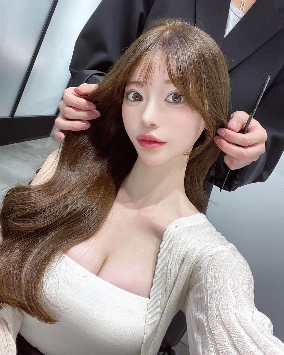のインスタグラム：「保存を必ずお願い致します 顔まわりのこだわりがあるので 必ず可愛くなります カウンセリングの際に 【カラー・仕上げ】僕があなたに合わせて必ず可愛くします お出かけ前に是非  #渋谷美容室 #くびれヘア#渋谷 #ワンホンヘア#顔周りカット」