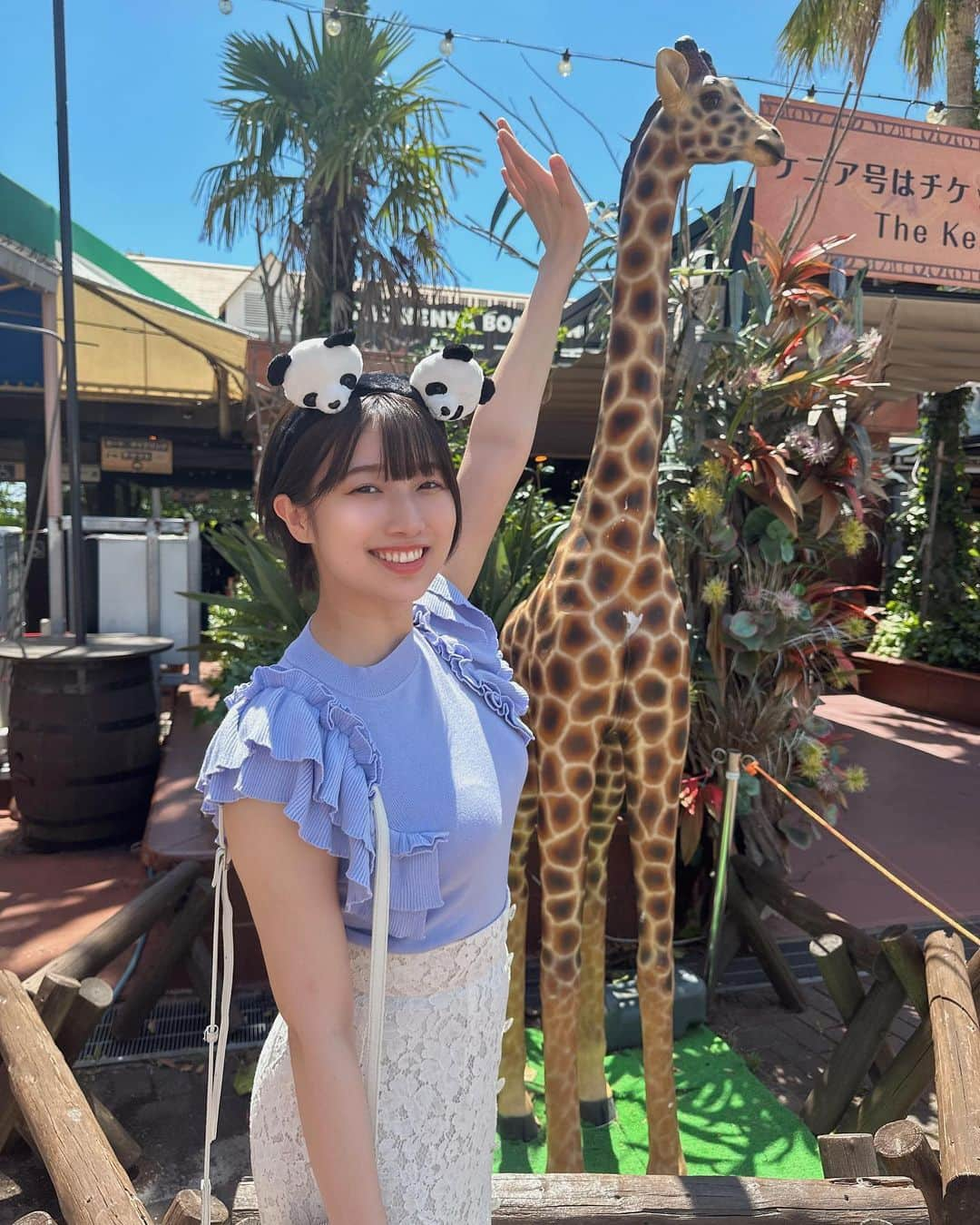 安部若菜のインスタグラム：「キリンさんと背比べ🦒  みなさん身長はおいくつ？ 私は159cm！160ほしかった！  #アドベンチャーワールド #過去pic」