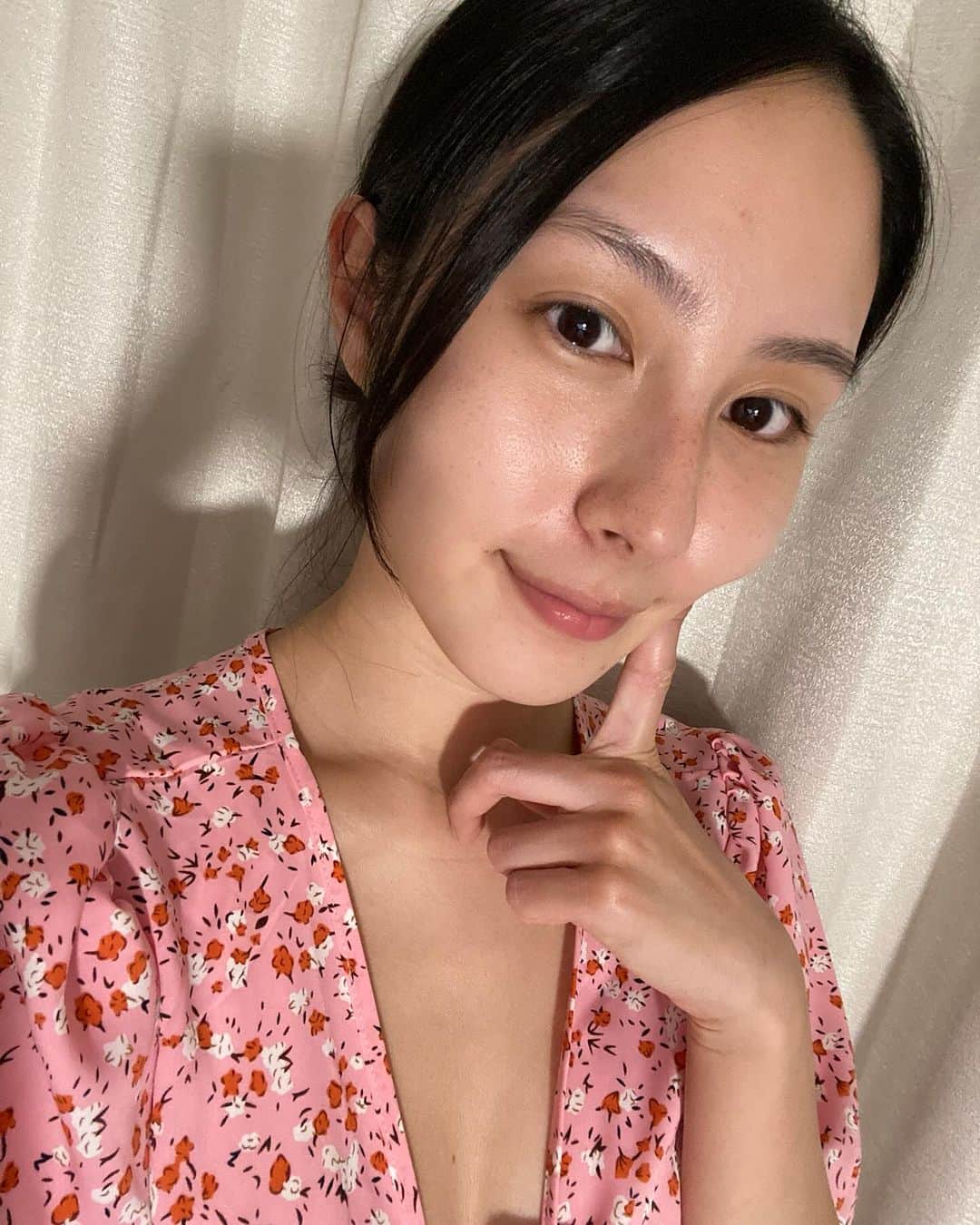 里彩さんのインスタグラム写真 - (里彩Instagram)「嬉しいことに肌が綺麗と褒めていただくことが多いのですが ノーファンデ生活を始めて5年経ちます☺️  20歳の頃からファンデーションを使うのをやめて、毛穴も引き締まって肌荒れもしなくなり肌がキレイになっていくのを感じて🥺 そこから、極力肌には何も塗らないように心がけています😌 夏場は顔用の日焼け止めを塗るよ☀️  でも最近肌の透明感?明るさ??が減ったかも…と気になっていて 最近話題のTIRTIRで人気商品だったMASK FIT TONEUPESSENCEを使ってみました✨  久しぶりに肌に化粧品を塗るので緊張…！😂  くすんだ黄みを補正するラベンダートーンアップエッセンス🪻 ラベンダーという名前がピッタリな紫色💜 1プッシュで顔全体と首にも使えるくらい伸びた〜😳 塗りながらトーンアップしているのが目に見えて分かって楽しくお肌に広げられました😌  分かりやすいように、加工なしのノーマルカメラでメイク前とメイク後比較してみました！ 最初の3つがメイク後 最後の2つがメイク前です🙆‍♀️  SPF30 PA++なので紫外線ケアもこれでできちゃうから、日焼け止め代わりに使えるのがすごく嬉しい！🫶 マスクフィットトーンアップエッセンスだけを塗って、ファンデーションは塗らずに1日過ごしてみたよ〜☺️  メイク落としをする時の落ちやすさも気になるポイント！ 落としにくくてゴシゴシしなきゃいけなかったり、肌に残る感じがあるとなんだか肌への罪悪感を感じちゃう😂 けど、つるんと落ちて肌に残っている感じもしなかったから安心✨  これ一本で、肌のカラーコントロールができて日焼け止めいらず！ ノーファンデでも良いのは私にぴったりでした😚楽ちんで使いやすい〜  PRの商品ですが実際に使用してみて、感じたことを私なりに正直レビューしました！💪  ぜひ試してみてね💜  #TIRTIR #PR #トーンアップエッセンス #化粧下地 #カラーベース #パープルトーンアップ  #トーンアップサンエッセンス #トーンアップベース  #メイクベース #正直レビュー #無加工  #無加工グラム  #無加工写真  #ノーマルカメラ #すっぴん #すっぴん女子 #ノーファンデ #ノーファンデ生活  #ノーファンデメイク #ノーファンデーション」9月27日 20時38分 - risa_gram611