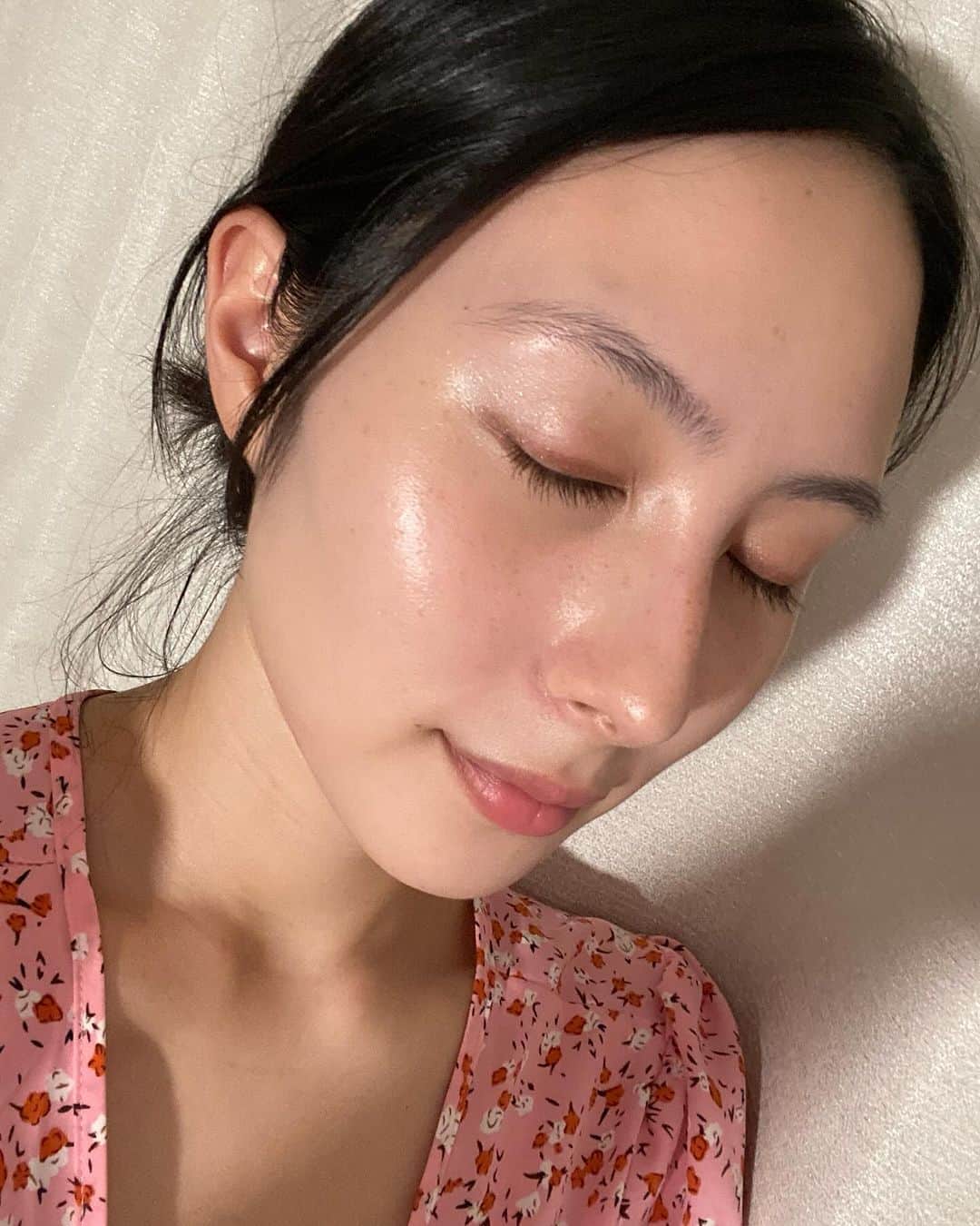 里彩さんのインスタグラム写真 - (里彩Instagram)「嬉しいことに肌が綺麗と褒めていただくことが多いのですが ノーファンデ生活を始めて5年経ちます☺️  20歳の頃からファンデーションを使うのをやめて、毛穴も引き締まって肌荒れもしなくなり肌がキレイになっていくのを感じて🥺 そこから、極力肌には何も塗らないように心がけています😌 夏場は顔用の日焼け止めを塗るよ☀️  でも最近肌の透明感?明るさ??が減ったかも…と気になっていて 最近話題のTIRTIRで人気商品だったMASK FIT TONEUPESSENCEを使ってみました✨  久しぶりに肌に化粧品を塗るので緊張…！😂  くすんだ黄みを補正するラベンダートーンアップエッセンス🪻 ラベンダーという名前がピッタリな紫色💜 1プッシュで顔全体と首にも使えるくらい伸びた〜😳 塗りながらトーンアップしているのが目に見えて分かって楽しくお肌に広げられました😌  分かりやすいように、加工なしのノーマルカメラでメイク前とメイク後比較してみました！ 最初の3つがメイク後 最後の2つがメイク前です🙆‍♀️  SPF30 PA++なので紫外線ケアもこれでできちゃうから、日焼け止め代わりに使えるのがすごく嬉しい！🫶 マスクフィットトーンアップエッセンスだけを塗って、ファンデーションは塗らずに1日過ごしてみたよ〜☺️  メイク落としをする時の落ちやすさも気になるポイント！ 落としにくくてゴシゴシしなきゃいけなかったり、肌に残る感じがあるとなんだか肌への罪悪感を感じちゃう😂 けど、つるんと落ちて肌に残っている感じもしなかったから安心✨  これ一本で、肌のカラーコントロールができて日焼け止めいらず！ ノーファンデでも良いのは私にぴったりでした😚楽ちんで使いやすい〜  PRの商品ですが実際に使用してみて、感じたことを私なりに正直レビューしました！💪  ぜひ試してみてね💜  #TIRTIR #PR #トーンアップエッセンス #化粧下地 #カラーベース #パープルトーンアップ  #トーンアップサンエッセンス #トーンアップベース  #メイクベース #正直レビュー #無加工  #無加工グラム  #無加工写真  #ノーマルカメラ #すっぴん #すっぴん女子 #ノーファンデ #ノーファンデ生活  #ノーファンデメイク #ノーファンデーション」9月27日 20時38分 - risa_gram611