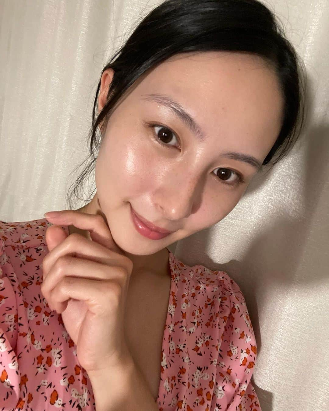 里彩のインスタグラム：「嬉しいことに肌が綺麗と褒めていただくことが多いのですが ノーファンデ生活を始めて5年経ちます☺️  20歳の頃からファンデーションを使うのをやめて、毛穴も引き締まって肌荒れもしなくなり肌がキレイになっていくのを感じて🥺 そこから、極力肌には何も塗らないように心がけています😌 夏場は顔用の日焼け止めを塗るよ☀️  でも最近肌の透明感?明るさ??が減ったかも…と気になっていて 最近話題のTIRTIRで人気商品だったMASK FIT TONEUPESSENCEを使ってみました✨  久しぶりに肌に化粧品を塗るので緊張…！😂  くすんだ黄みを補正するラベンダートーンアップエッセンス🪻 ラベンダーという名前がピッタリな紫色💜 1プッシュで顔全体と首にも使えるくらい伸びた〜😳 塗りながらトーンアップしているのが目に見えて分かって楽しくお肌に広げられました😌  分かりやすいように、加工なしのノーマルカメラでメイク前とメイク後比較してみました！ 最初の3つがメイク後 最後の2つがメイク前です🙆‍♀️  SPF30 PA++なので紫外線ケアもこれでできちゃうから、日焼け止め代わりに使えるのがすごく嬉しい！🫶 マスクフィットトーンアップエッセンスだけを塗って、ファンデーションは塗らずに1日過ごしてみたよ〜☺️  メイク落としをする時の落ちやすさも気になるポイント！ 落としにくくてゴシゴシしなきゃいけなかったり、肌に残る感じがあるとなんだか肌への罪悪感を感じちゃう😂 けど、つるんと落ちて肌に残っている感じもしなかったから安心✨  これ一本で、肌のカラーコントロールができて日焼け止めいらず！ ノーファンデでも良いのは私にぴったりでした😚楽ちんで使いやすい〜  PRの商品ですが実際に使用してみて、感じたことを私なりに正直レビューしました！💪  ぜひ試してみてね💜  #TIRTIR #PR #トーンアップエッセンス #化粧下地 #カラーベース #パープルトーンアップ  #トーンアップサンエッセンス #トーンアップベース  #メイクベース #正直レビュー #無加工  #無加工グラム  #無加工写真  #ノーマルカメラ #すっぴん #すっぴん女子 #ノーファンデ #ノーファンデ生活  #ノーファンデメイク #ノーファンデーション」