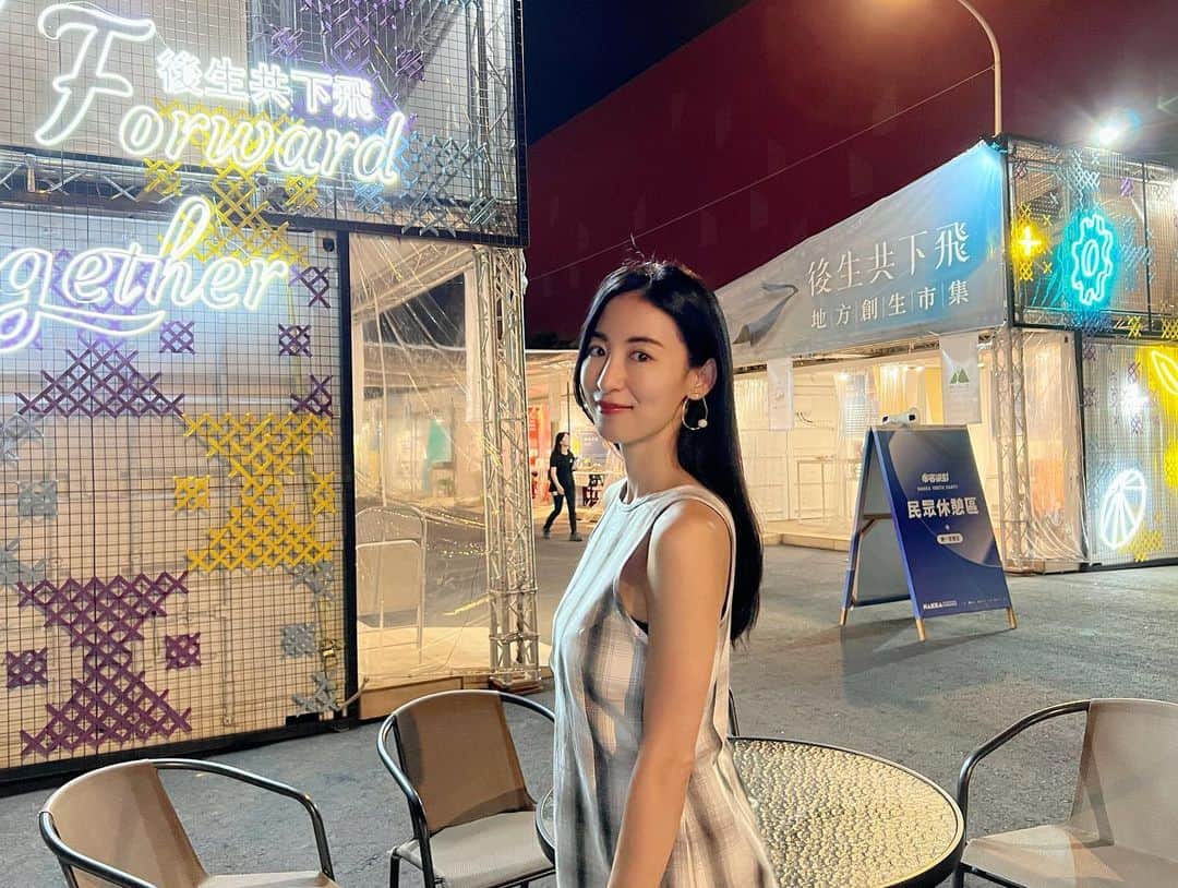 大久保麻梨子のインスタグラム：「「串客派對」讓我大開眼界！玩的好開心😆✨ 第一次來到「客家博覽會」 現場的氣氛整個好嘻哈 好文青 好有趣唷！ 不虧是桃園市府青年局的團隊打造的空間 設計的好年輕時尚 現場的文創市集 也很好逛 很多年輕人發揮創意融入自己家鄉的文化 製作出很多不同的商品 除了文化的傳承外 也會結合環保利用再生材料去製作  非常的有意義🫶🏻  還有地方創生特區 海 島 味的特展  聽聽這些青年朋友們的品牌故事 大家都很有自己的想法 可以感受到大家對於家鄉的熱愛 身為日本人的我 聽了都很感動！ 台灣人的大家也一定要去支持一下 每週五六日 還有體驗課程可以免費參加唷😉  串客派對的舞台 還可以點播歌曲 現場演奏實力派歌手演唱 好好聽～ 當天歌手為我演唱了一首「小幸運」後 Jerry 大叔突然點了一首「忘情水」 讓現場整個熱鬧了起來 雖然我不知道這首歌  但是可以感受到大家很開心的氣氛 附近散步的民眾也聽到好聽的歌聲 一起嗨起來✨  世界客家博覽會將在青埔舉行至10/15  在台灣館旁！真的錯過可惜🙌🏻 大家撥空來參觀看看🎉  桃園で行われている客家博覽會に行ってきました。 客家の文化を伝えるだけじゃなくて、それぞれのマーケットもオリジナリティに溢れていて面白い✨ 客家の歌手の方がリクエストをきいて歌ってくれるのが楽しかった♪ 私は「小幸運」をリクエストしたらJerryはアンディラウをリクエスト！ (渋い) 周りのお客さんも巻き込んでめちゃめちゃ盛り上がりました✨  #台灣 #桃園 #客家」