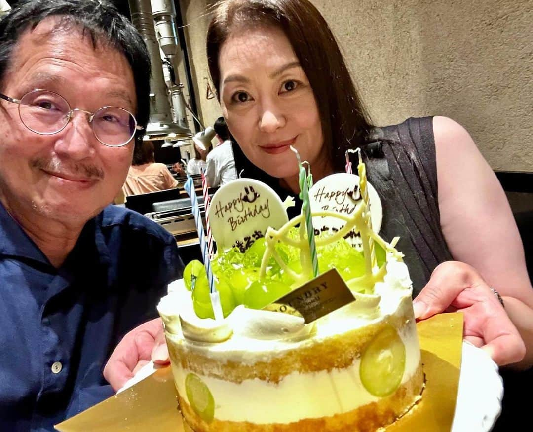 小林万希子さんのインスタグラム写真 - (小林万希子Instagram)「・  恒例のお誕生日会🎂  今回は夏メンバー🏖️ 霜越先生✨と近藤社長✨ @psharuky  @lucent325   いつも美味しいお店を予約してくれるナナミンと✨ @nanami.seven.three   お酒のセレクトはこの方にお任せカイさん✨ @kaichan130   美味しいお肉をしっかり食べながら🍖 マッコリをグイグイ飲みながら🍶 大笑いしながら🤣 楽しい時間でした〜❤️  最後にシャインマスカットのケーキで ハッピーバースデー🎂  プレゼントを渡して🎁 すてなバースデーパーティーになりました✨👏  霜越先生、近藤社長 今年のお誕生日もおめでとうございます🎉🎂🩷 プレゼントぜひ使ってくださいね〜🎁  次は冬メンバー3人のバースデー会🎂🎈  楽しみにしています〜😍  にしてもこの会 個性的なメンツが集まりすぎて 面白すぎますっ🤣💕  いつも楽しい時間をありがとうございます❤️  #ハッピーバースデー  #お誕生日おめでとう  #お店は決まって #肉  #ケーキ は #シャインマスカット 🍇 #美味しい  #楽しい  #大笑い  #パワースポット  #福きたる #明日も頑張ろう 😊❤️」9月27日 20時39分 - macky1218