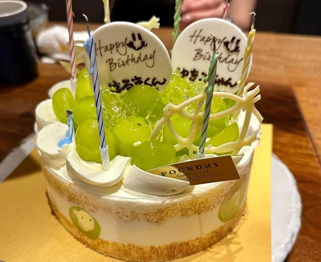 小林万希子さんのインスタグラム写真 - (小林万希子Instagram)「・  恒例のお誕生日会🎂  今回は夏メンバー🏖️ 霜越先生✨と近藤社長✨ @psharuky  @lucent325   いつも美味しいお店を予約してくれるナナミンと✨ @nanami.seven.three   お酒のセレクトはこの方にお任せカイさん✨ @kaichan130   美味しいお肉をしっかり食べながら🍖 マッコリをグイグイ飲みながら🍶 大笑いしながら🤣 楽しい時間でした〜❤️  最後にシャインマスカットのケーキで ハッピーバースデー🎂  プレゼントを渡して🎁 すてなバースデーパーティーになりました✨👏  霜越先生、近藤社長 今年のお誕生日もおめでとうございます🎉🎂🩷 プレゼントぜひ使ってくださいね〜🎁  次は冬メンバー3人のバースデー会🎂🎈  楽しみにしています〜😍  にしてもこの会 個性的なメンツが集まりすぎて 面白すぎますっ🤣💕  いつも楽しい時間をありがとうございます❤️  #ハッピーバースデー  #お誕生日おめでとう  #お店は決まって #肉  #ケーキ は #シャインマスカット 🍇 #美味しい  #楽しい  #大笑い  #パワースポット  #福きたる #明日も頑張ろう 😊❤️」9月27日 20時39分 - macky1218