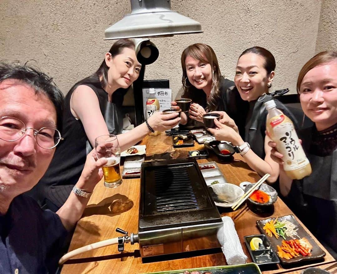 小林万希子のインスタグラム：「・  恒例のお誕生日会🎂  今回は夏メンバー🏖️ 霜越先生✨と近藤社長✨ @psharuky  @lucent325   いつも美味しいお店を予約してくれるナナミンと✨ @nanami.seven.three   お酒のセレクトはこの方にお任せカイさん✨ @kaichan130   美味しいお肉をしっかり食べながら🍖 マッコリをグイグイ飲みながら🍶 大笑いしながら🤣 楽しい時間でした〜❤️  最後にシャインマスカットのケーキで ハッピーバースデー🎂  プレゼントを渡して🎁 すてなバースデーパーティーになりました✨👏  霜越先生、近藤社長 今年のお誕生日もおめでとうございます🎉🎂🩷 プレゼントぜひ使ってくださいね〜🎁  次は冬メンバー3人のバースデー会🎂🎈  楽しみにしています〜😍  にしてもこの会 個性的なメンツが集まりすぎて 面白すぎますっ🤣💕  いつも楽しい時間をありがとうございます❤️  #ハッピーバースデー  #お誕生日おめでとう  #お店は決まって #肉  #ケーキ は #シャインマスカット 🍇 #美味しい  #楽しい  #大笑い  #パワースポット  #福きたる #明日も頑張ろう 😊❤️」