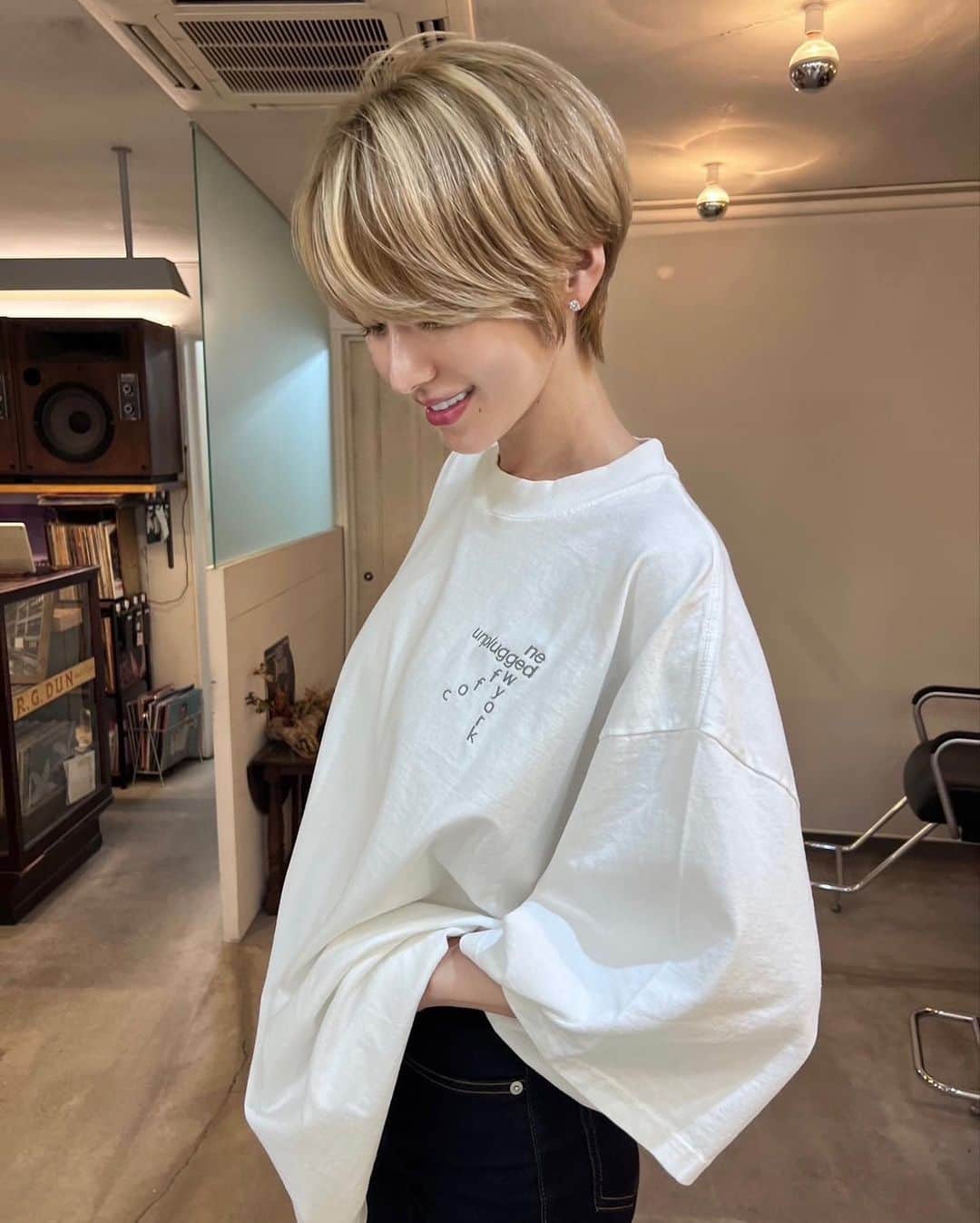 ショートヘアカタログ・紺野 善仙のインスタグラム：「@oc.ym  unplugged T shirt残り僅か🔌 @unplugged_hair  #ショートヘア #ショートカット」