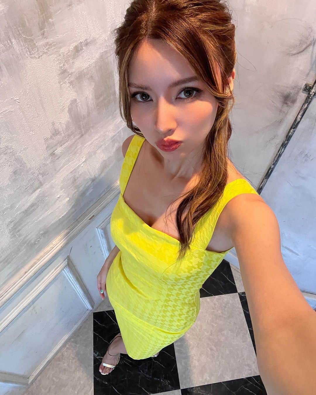 れおのインスタグラム：「この黄色ワンピ可愛すぎん？💛 #ledione #六本木ドレスショップ #ドレスショップ #ワンピースコーデ」