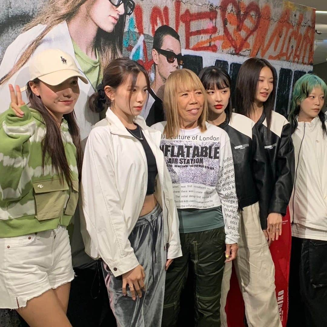 ミチコ ロンドンさんのインスタグラム写真 - (ミチコ ロンドンInstagram)「MICHIKO LONDON KOSHINO Arrival in Korea   Thank you for all . . @michiko_london_kr   MICHIKO LONDON POP-UP STORE DAY 4  ✔️MUSINSA TERRACE HONGDAE AK PLAZA 17F  #MLK #MICHIKOLONDON #ミチコロンドン」9月27日 20時40分 - michiko_london_official